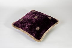 Estensi cotton velvet pillow with embroidered Bees, purple color