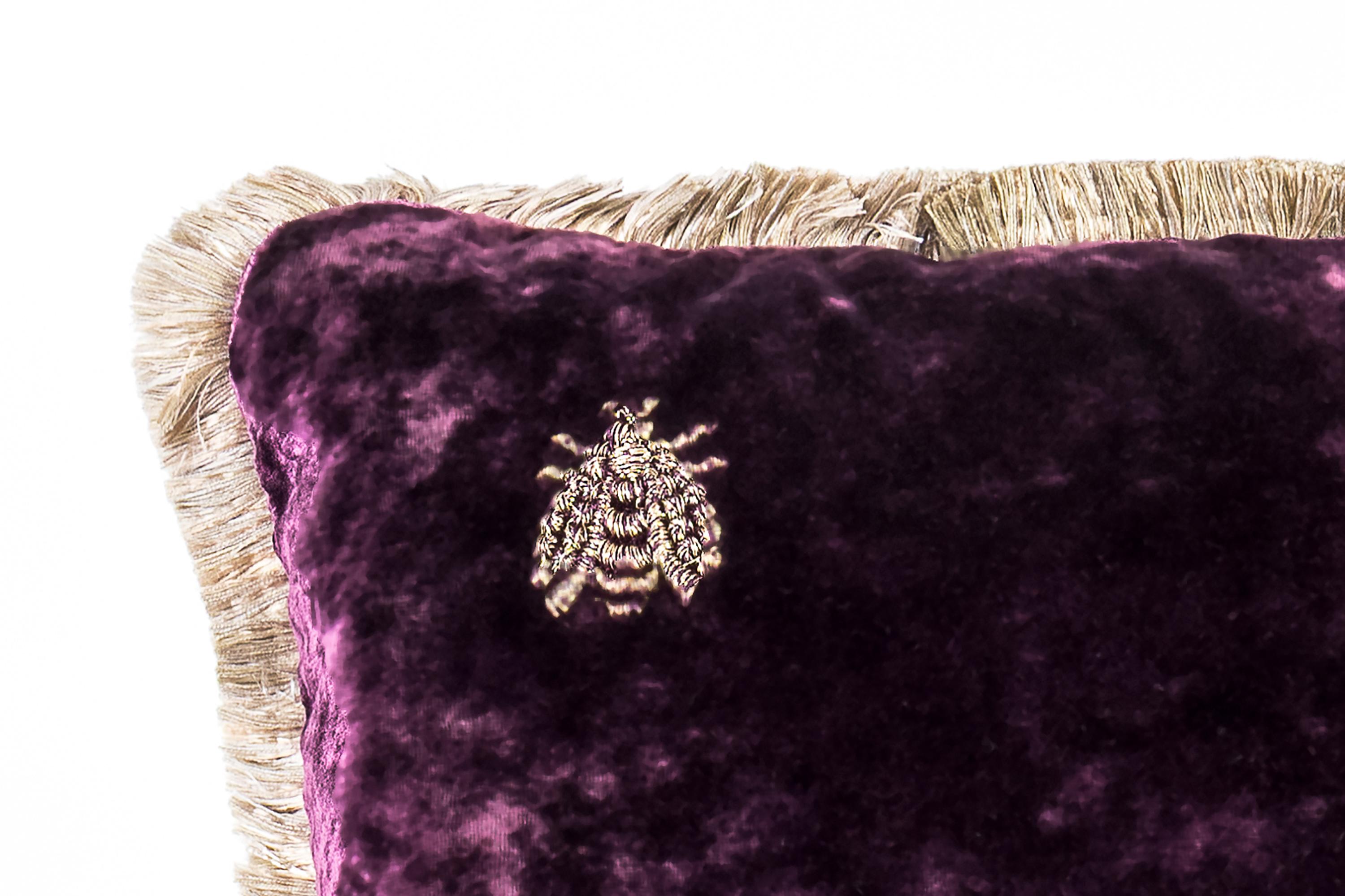 Altro Cuscino Estensi in velluto di cotone con Api ricamate, colore viola in vendita