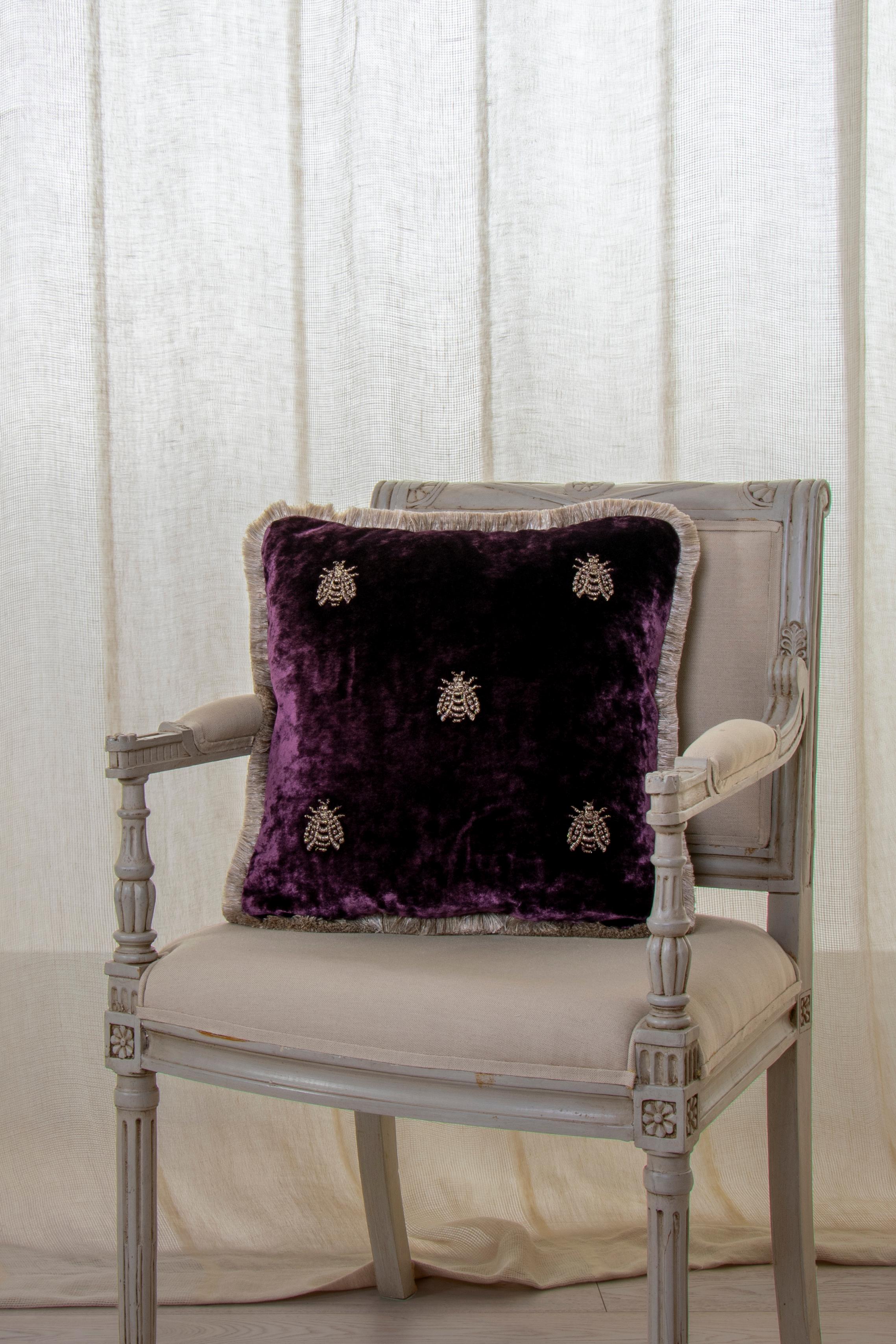 Italian Cuscino Estensi in velluto di cotone con Api ricamate, colore viola in vendita