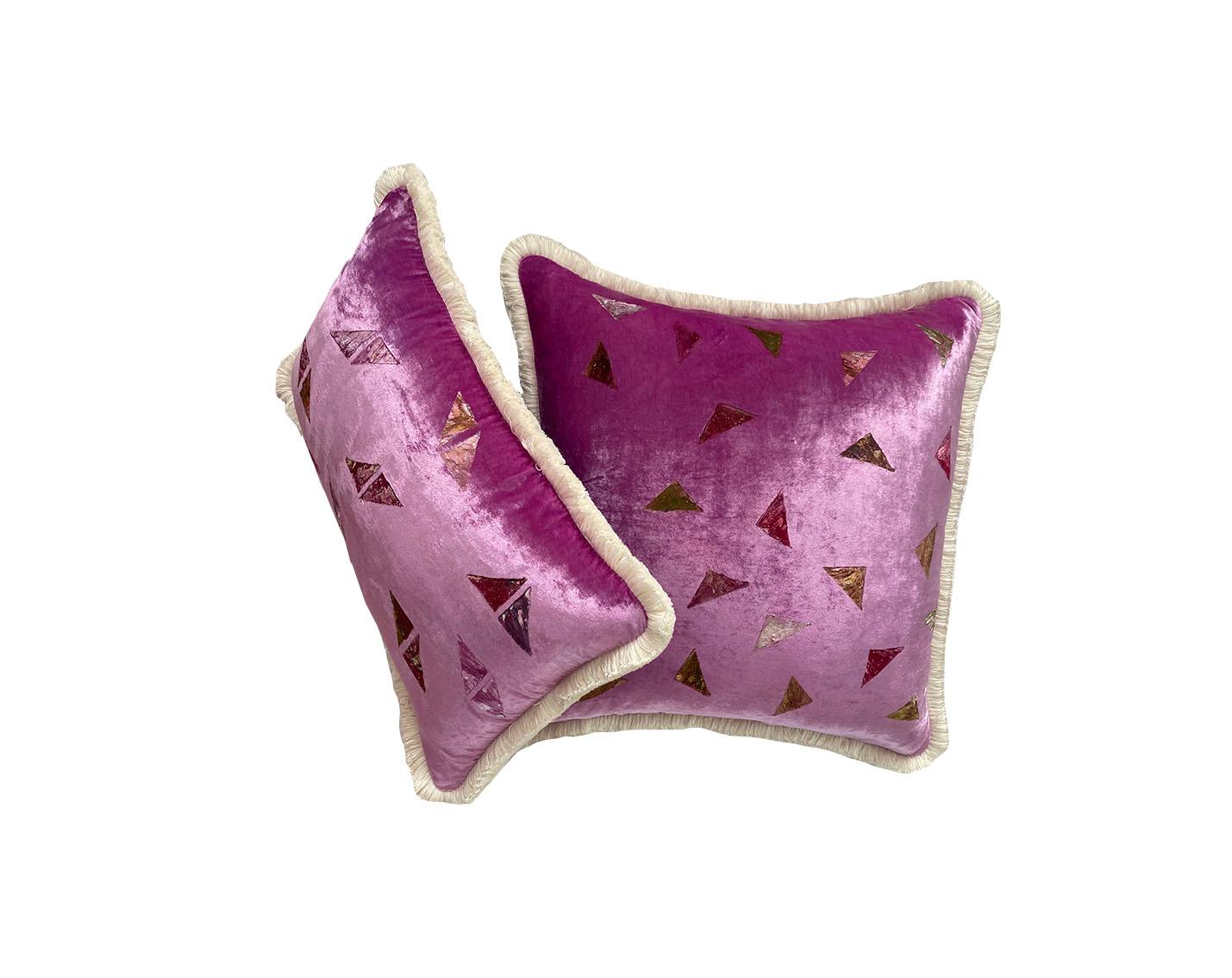 Hand-Crafted  Cuscino in velluto di seta rosa quadrato con piccoli triangoli For Sale