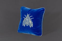 Piccole Gioie Baumwollsamtkissen mit gestickter Biene, Farbe hellblau