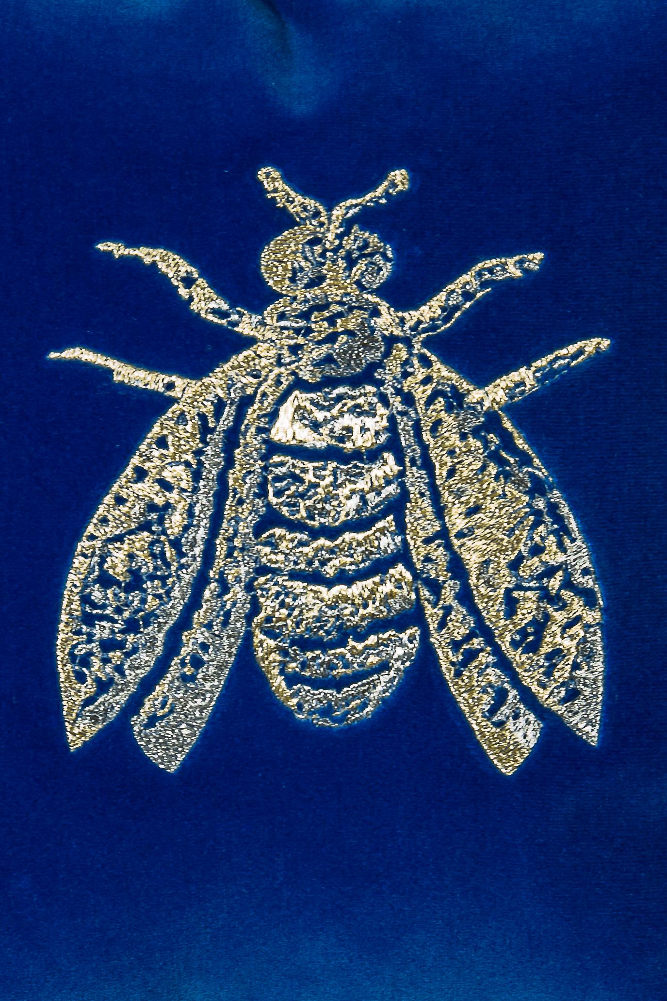 Altro Cuscino Piccole Gioie in velluto di cotone con Ape ricamata, colore blu chiaro in vendita