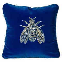 Piccole Gioie Baumwollsamtkissen mit gestickter Biene, Farbe hellblau