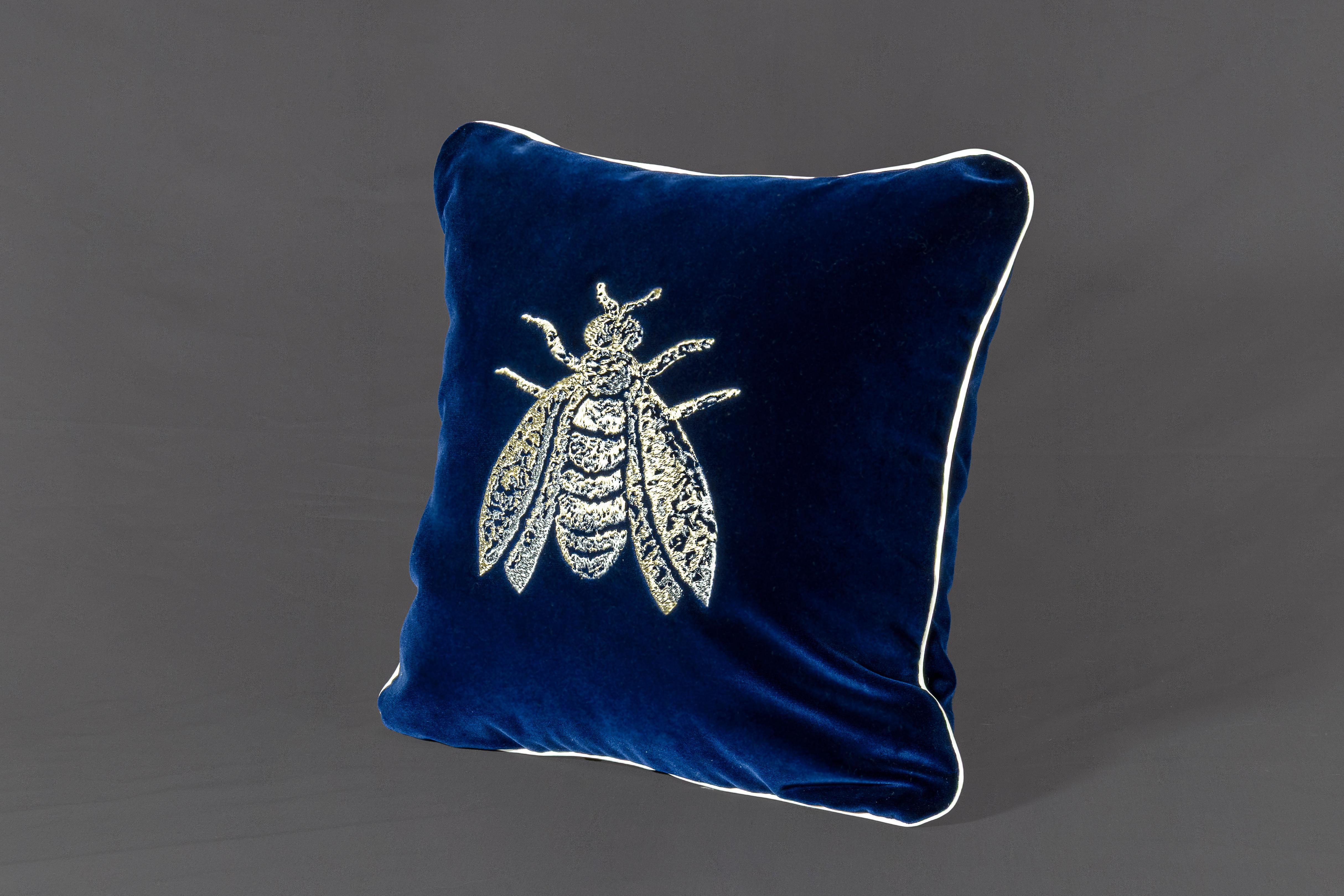 Our Bee pillow, embroidered on cotton velvet, is an exclusive piece of furniture that combines the elegance of the decorative pattern with the preciousness of the materials.
The soft velvet provides a pleasant tactile sensation, while the original