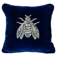 Cojín Piccole Gioie de terciopelo de algodón con abeja bordada, color azul oscuro