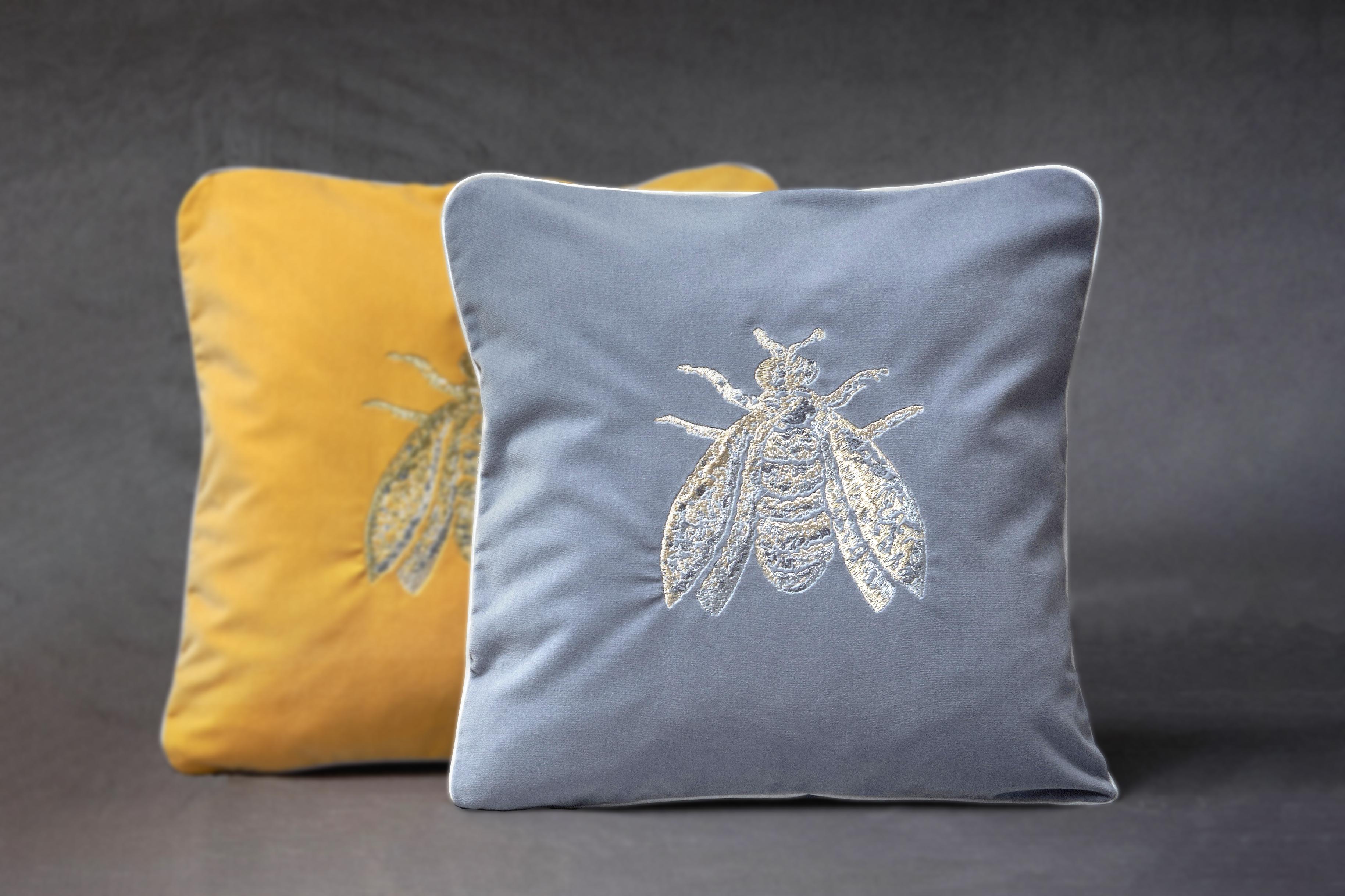 Our Bee pillow, embroidered on cotton velvet, is an exclusive piece of furniture that combines the elegance of the decorative pattern with the preciousness of the materials.
The soft velvet provides a pleasant tactile sensation, while the original
