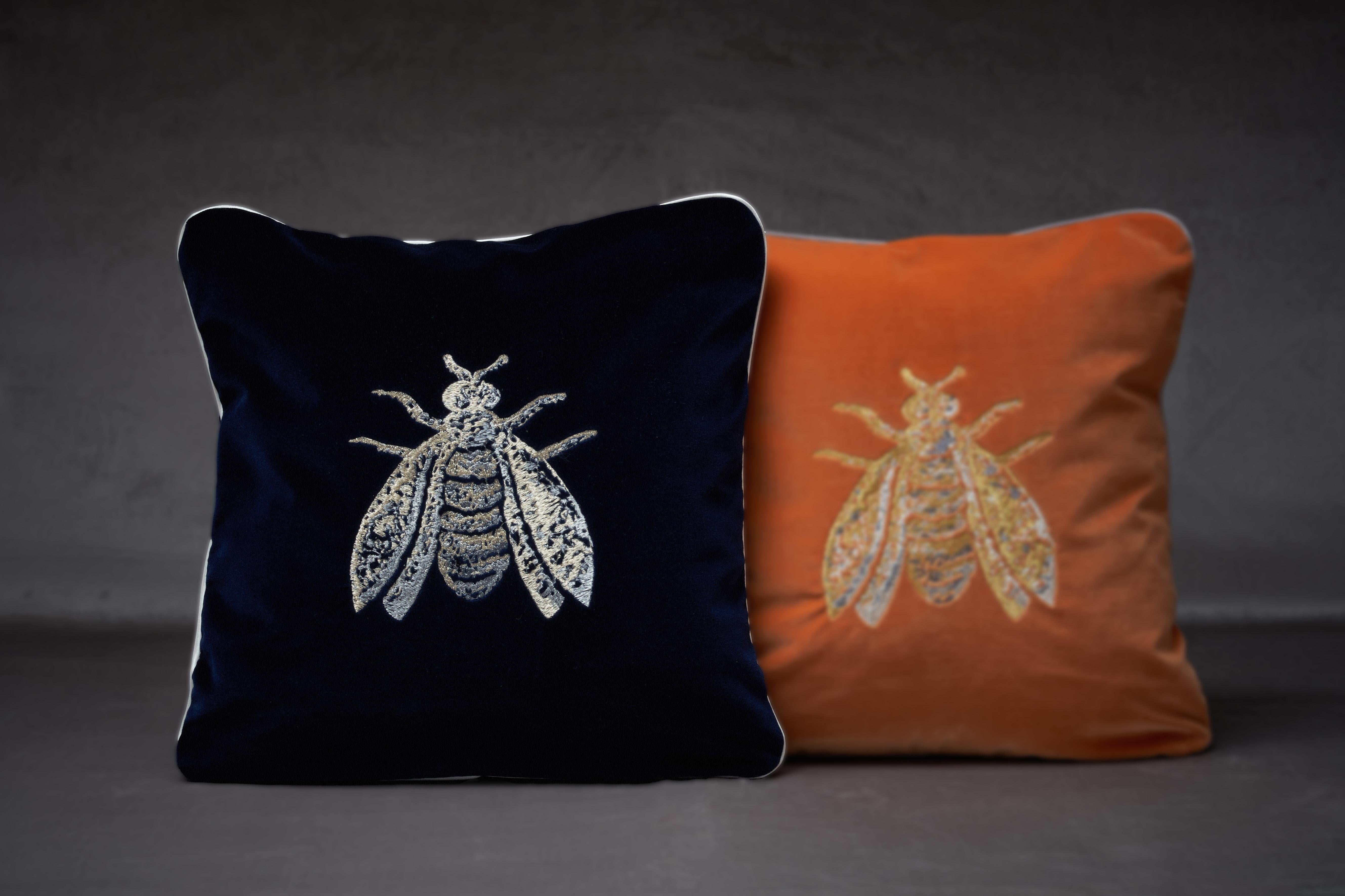 Little Joys cotton velvet pillow with embroidered Bee, gray color In New Condition For Sale In Spoleto, IT