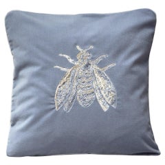 Piccole Gioie Baumwollsamtkissen mit gestickter Biene, Farbe grau