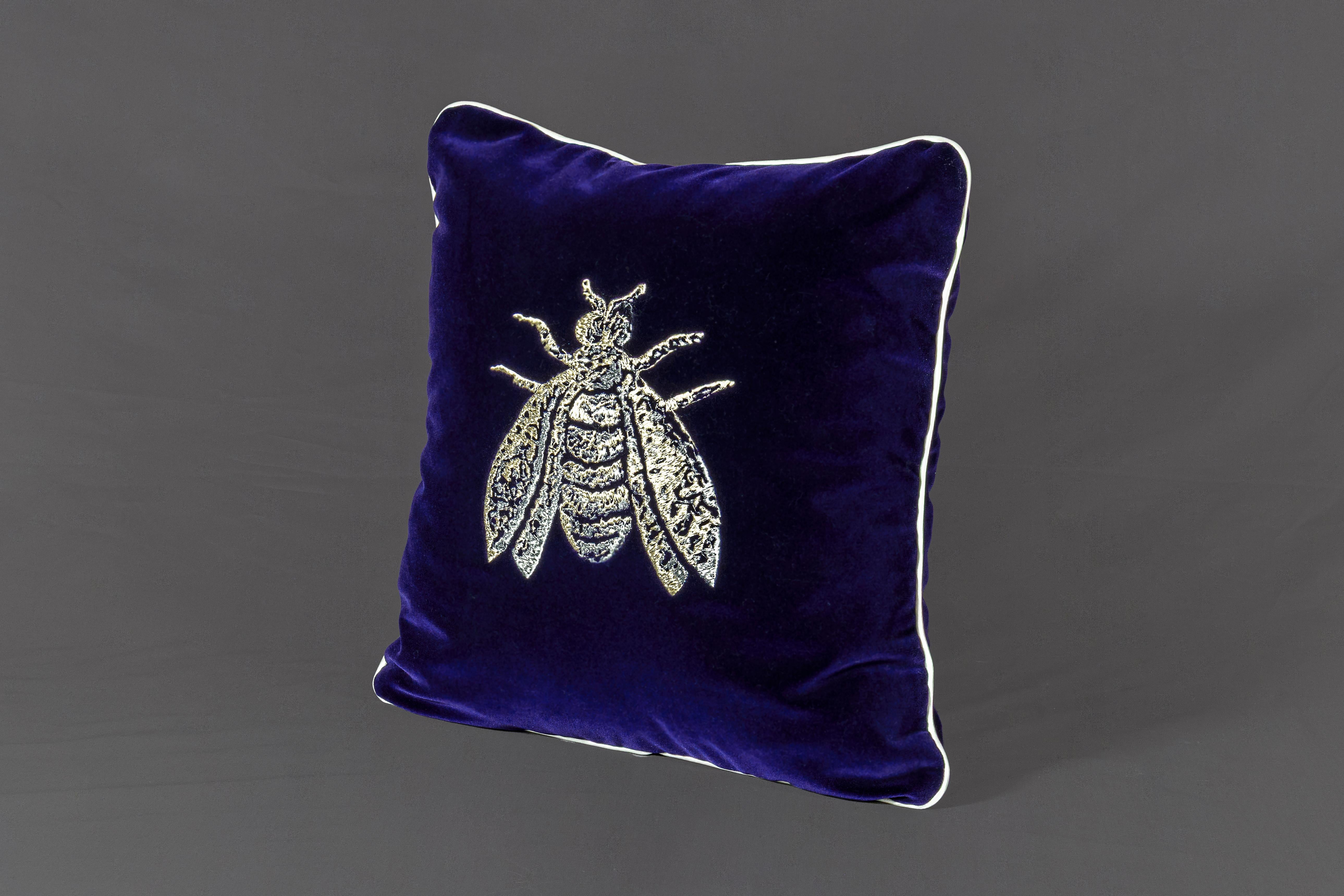 Il nostro cuscino Ape, ricamato su velluto di cotone, è un complemento d’arredo esclusivo che unisce l’eleganza del motivo decorativo alla preziosità dei materiali.
Il morbido velluto offre una piacevole sensazione tattile, mentre l’originale