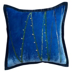 coussin carré en velours bleu avec détails en feuilles d'or