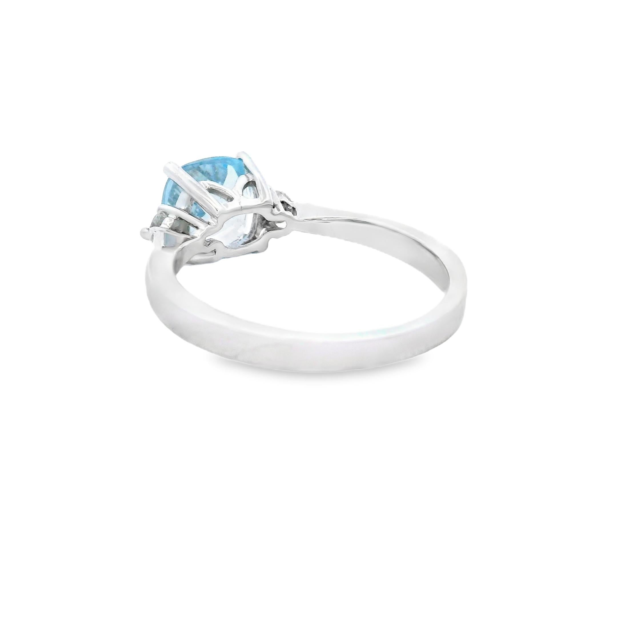 Cushion Aquamarine and Diamond Three-Stone Ring 1.35ct in 14K White Gold Size Pour femmes en vente