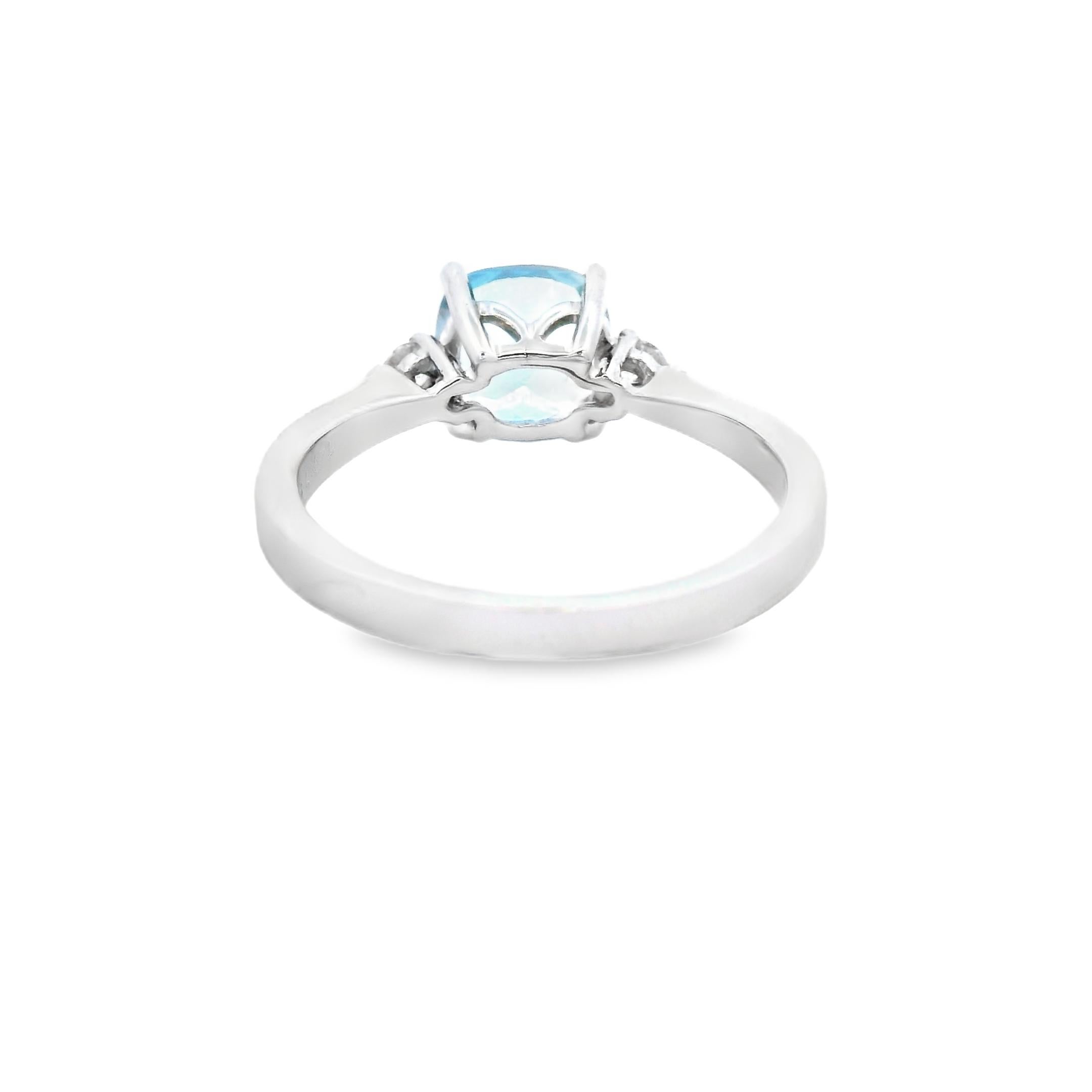 Cushion Aquamarine and Diamond Three-Stone Ring 1.35ct in 14K White Gold Size en vente 1