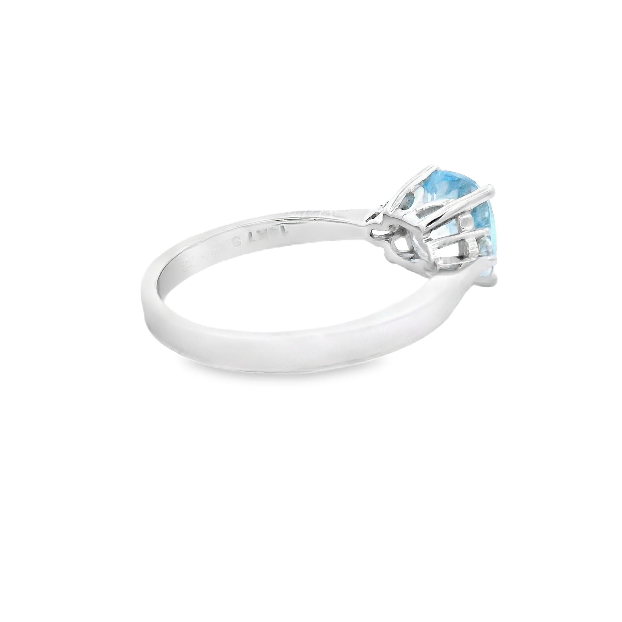 Cushion Aquamarine and Diamond Three-Stone Ring 1.35ct in 14K White Gold Size en vente 2