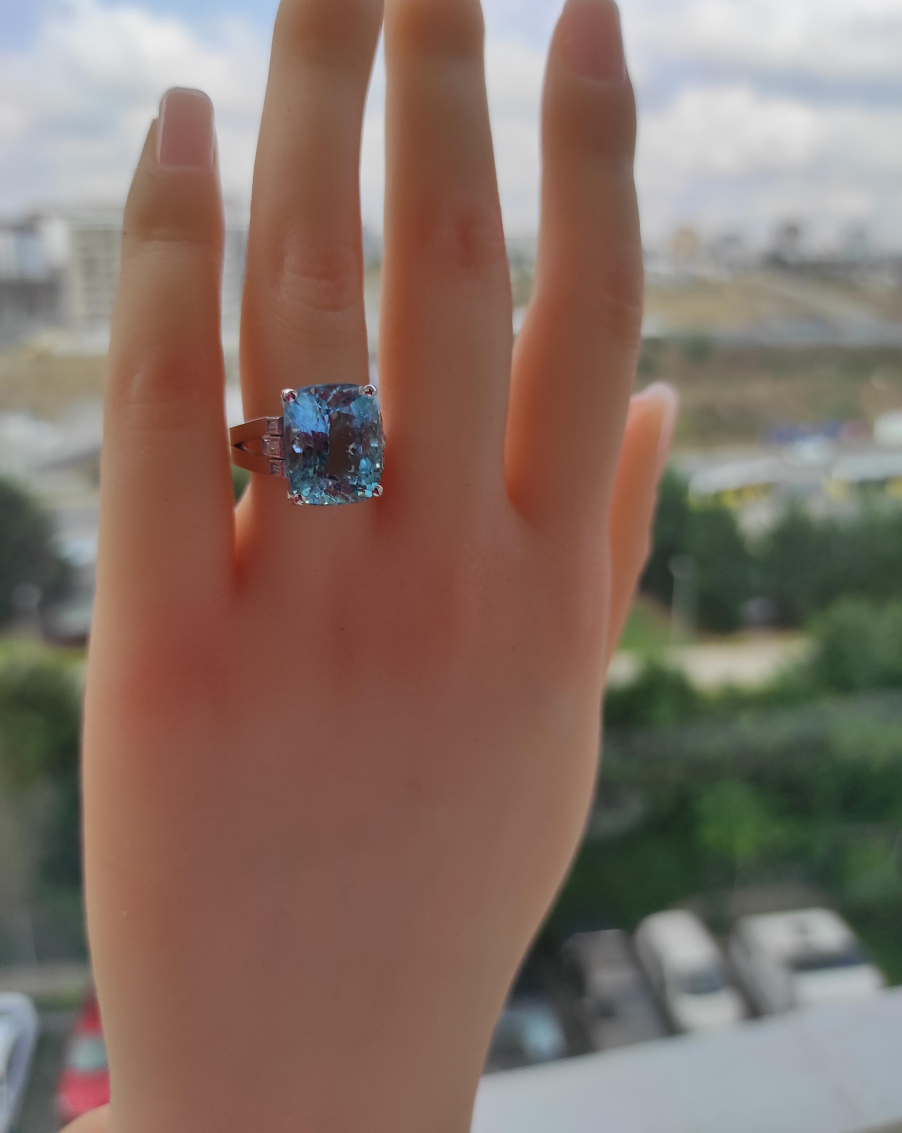 Massive cushion aquarimarine ring in 18 k gold. Statement aquamarine ring. Cushion cut aquamarine ring. 9 ct aquamarine ring. Cocktail aquamarine ring.

Weight: 8.3 gr
Size: 7 us - resizable

Gemstones
Aquamarine: 
Weight: 9 ct
Aquamarine Size: