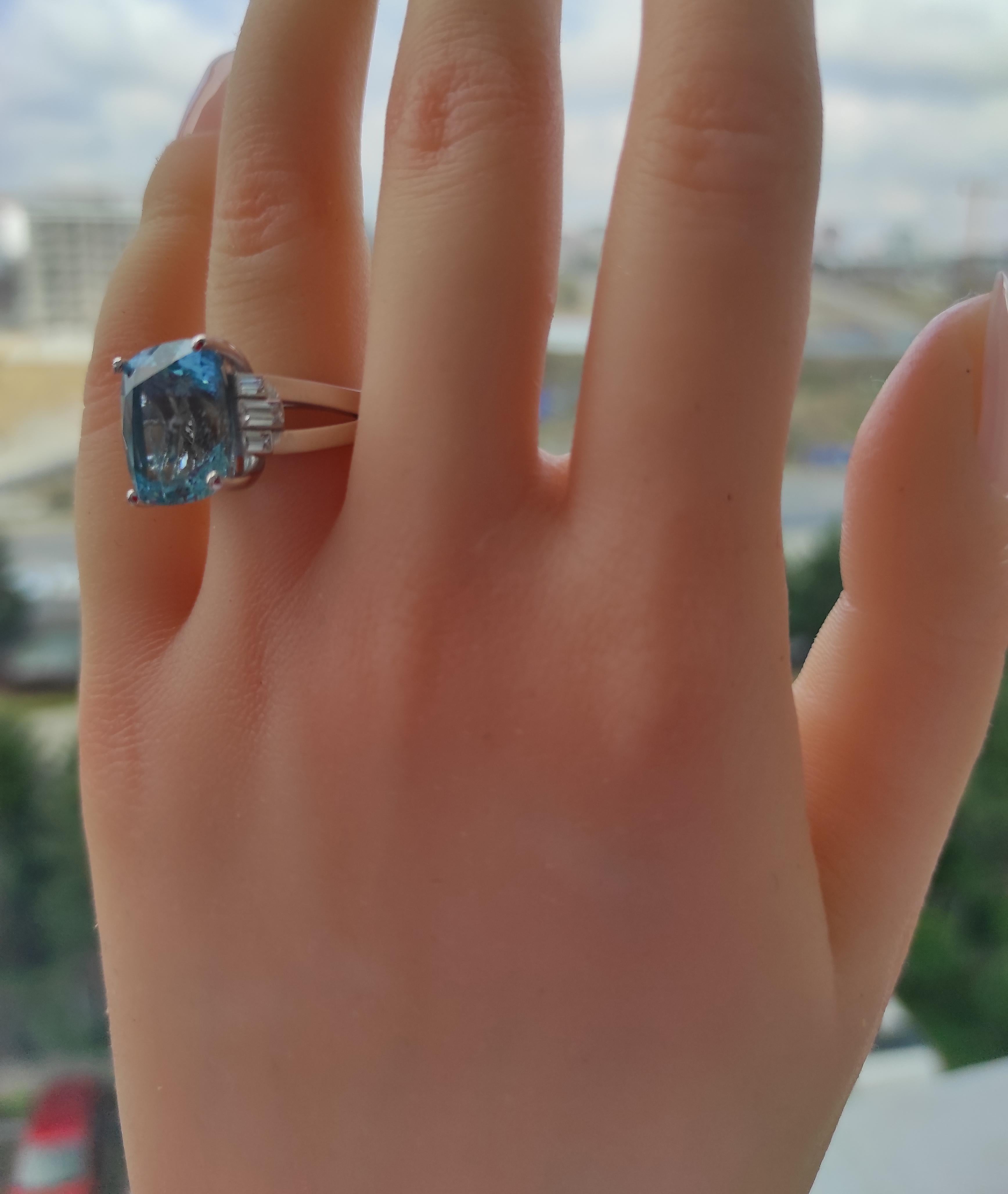 Modern 9 ct Cushion aquarimarine ring in 18 k gold For Sale