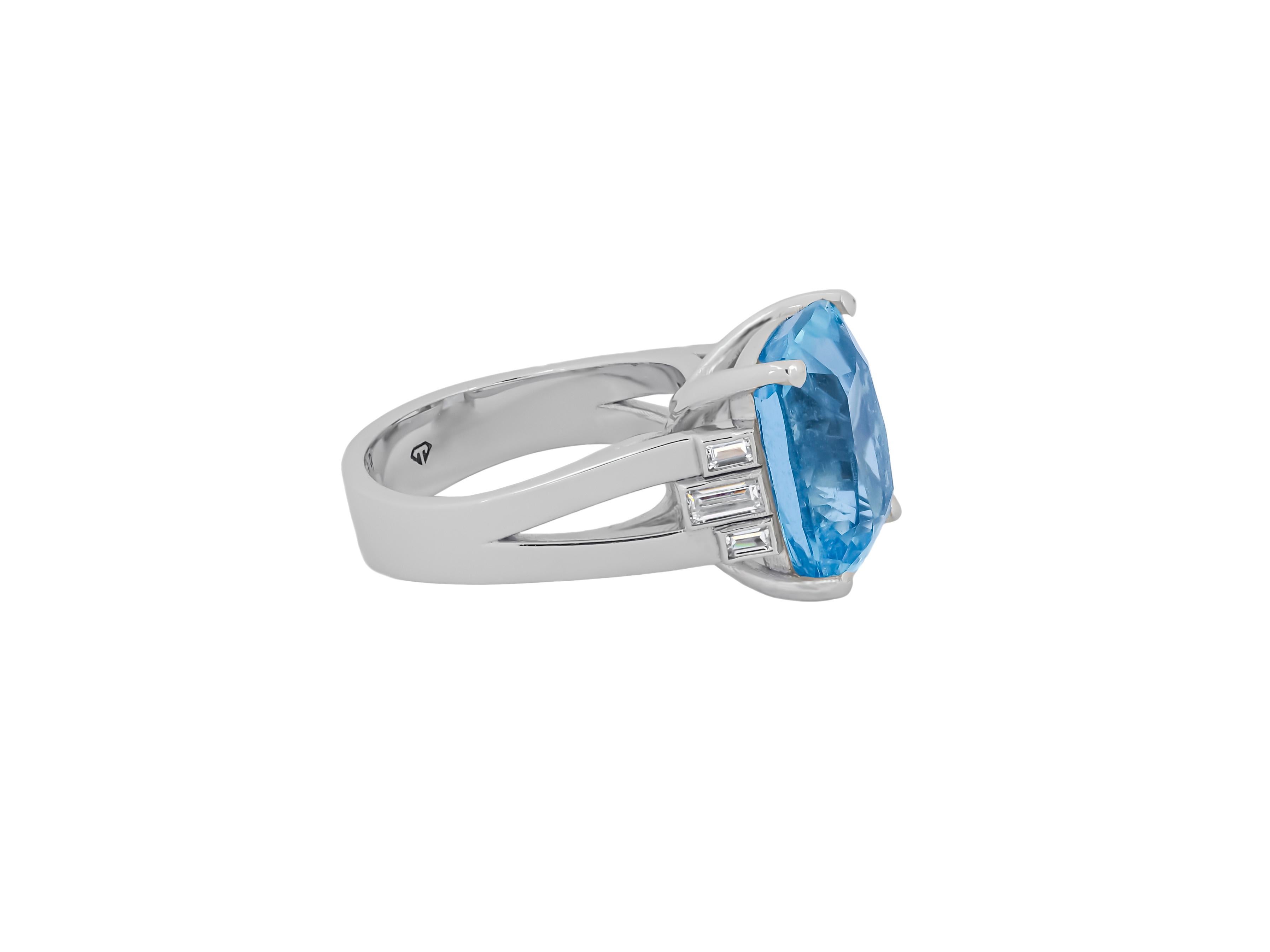 Pear Cut 9 ct Cushion aquarimarine ring in 18 k gold For Sale