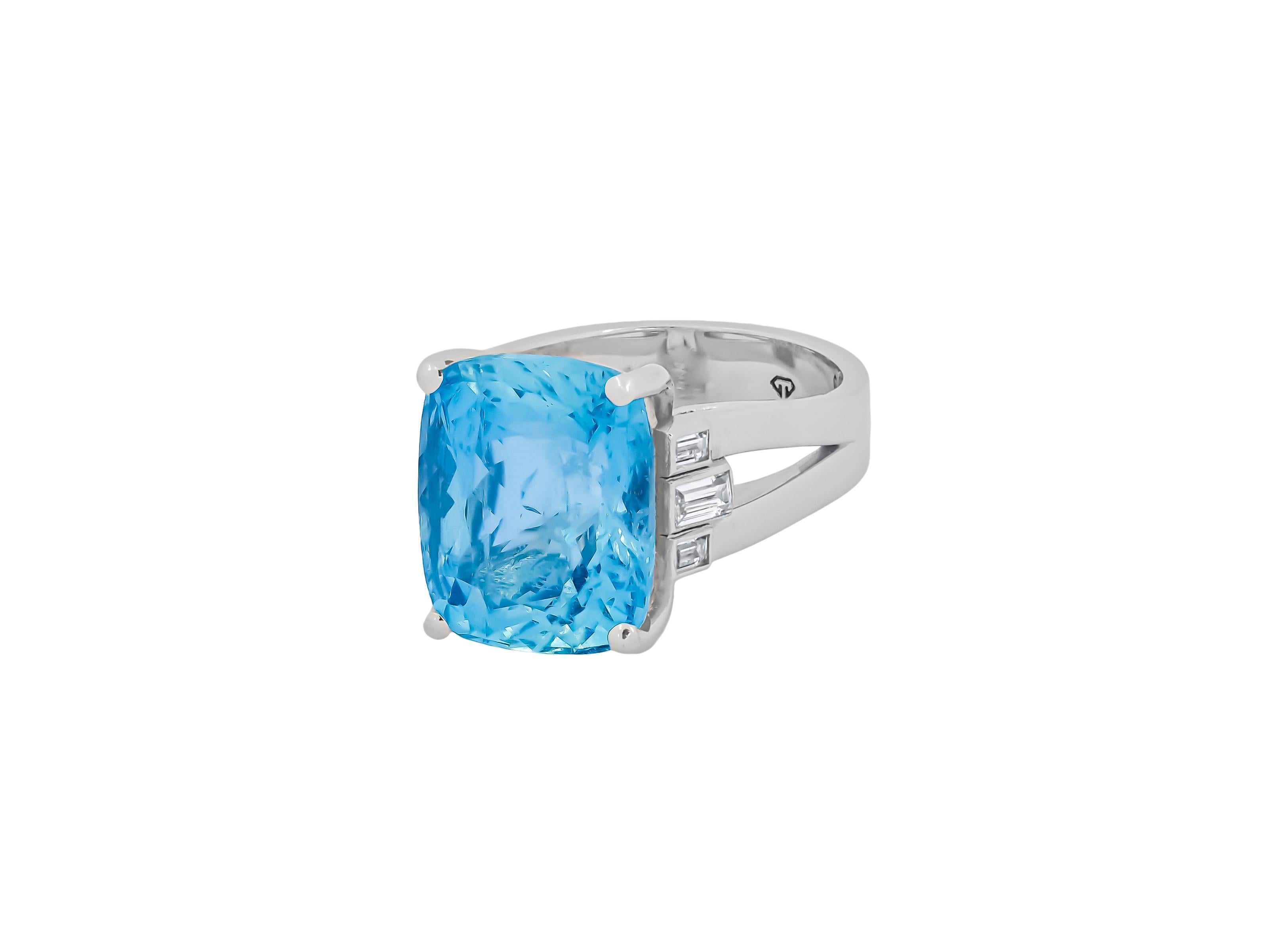 9 ct Cushion aquarimarine ring in 18 k gold In New Condition For Sale In Istanbul, TR