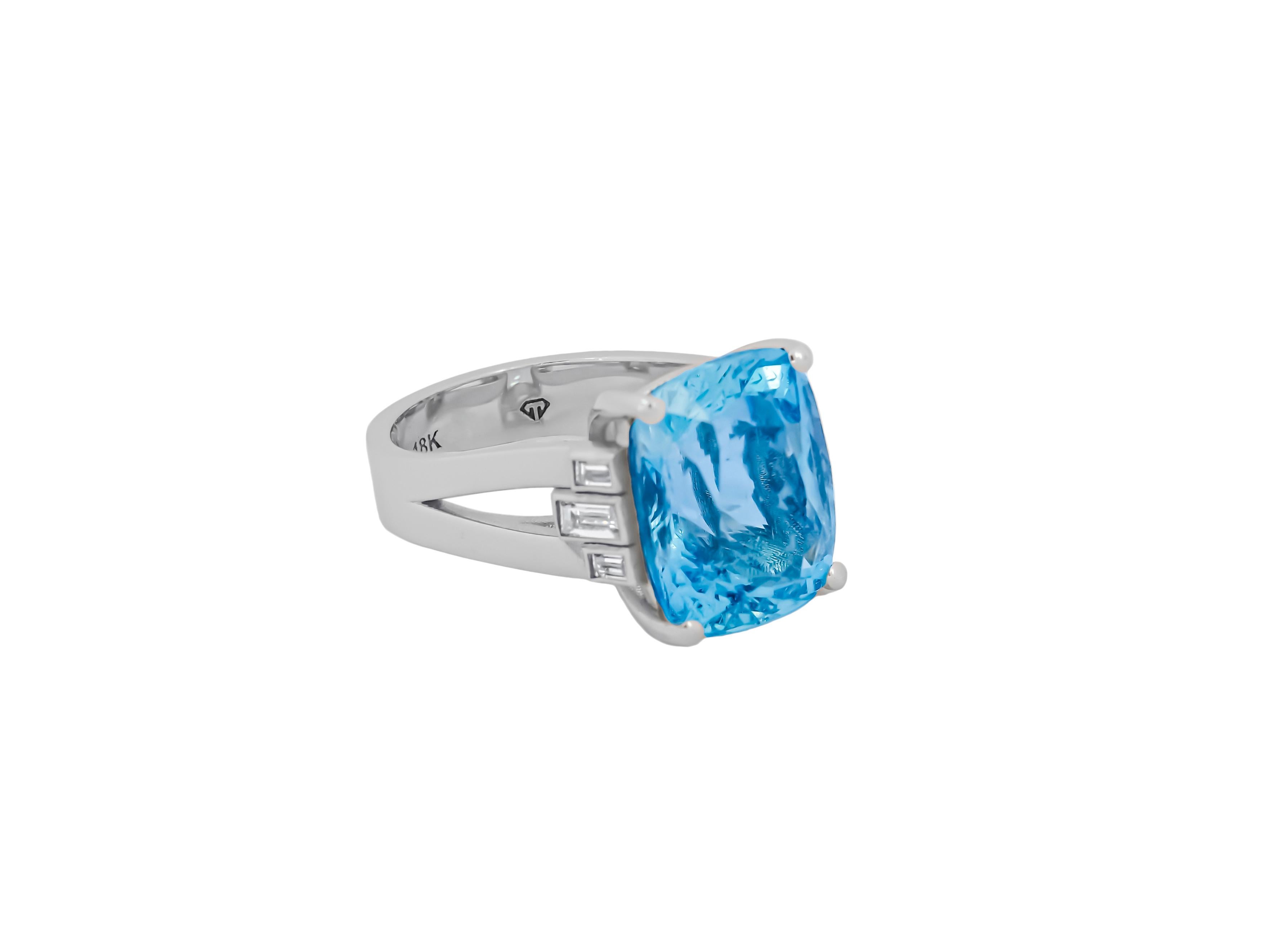 Women's 9 ct Cushion aquarimarine ring in 18 k gold For Sale