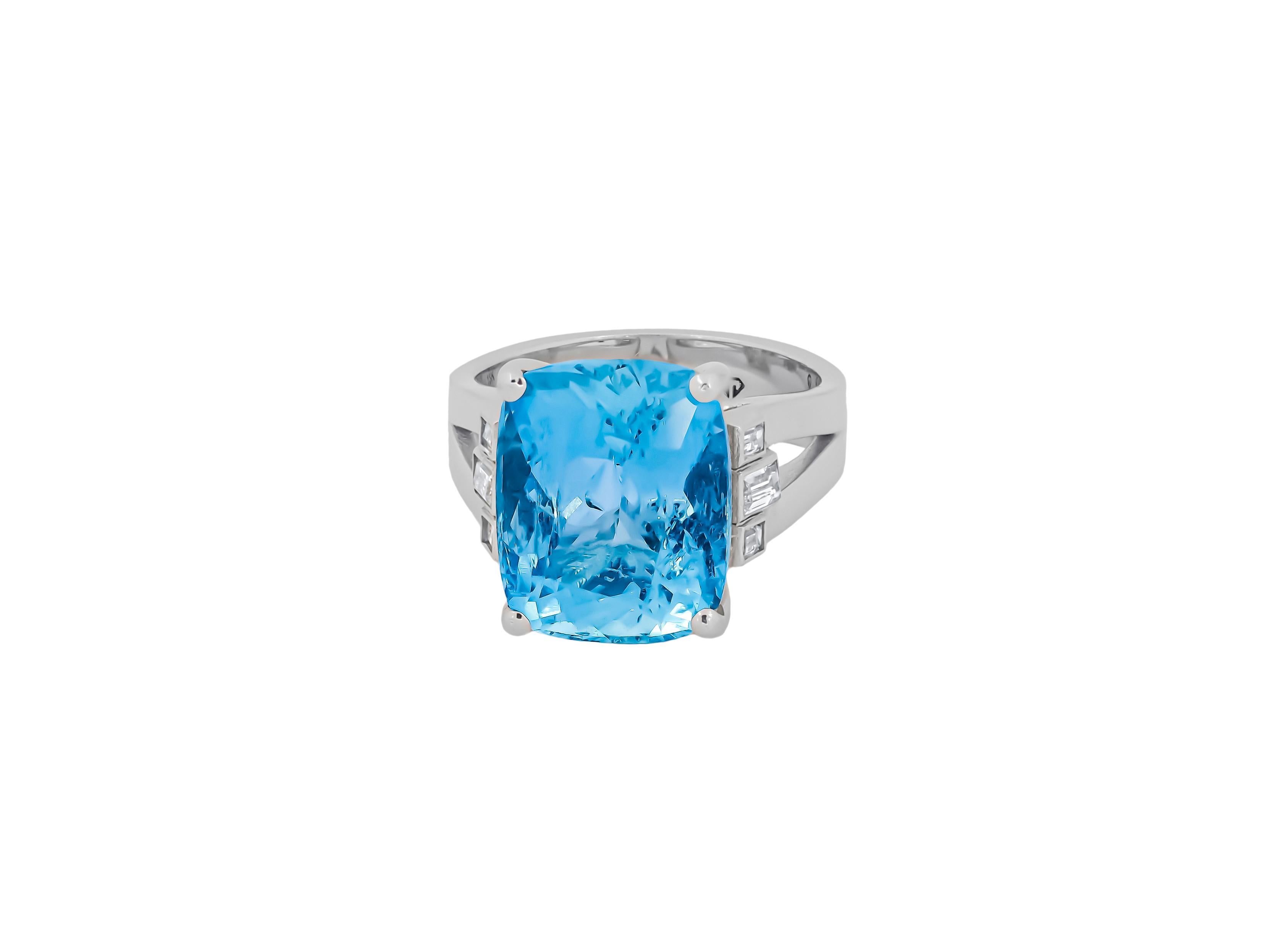 9 ct Cushion aquarimarine ring in 18 k gold For Sale 1