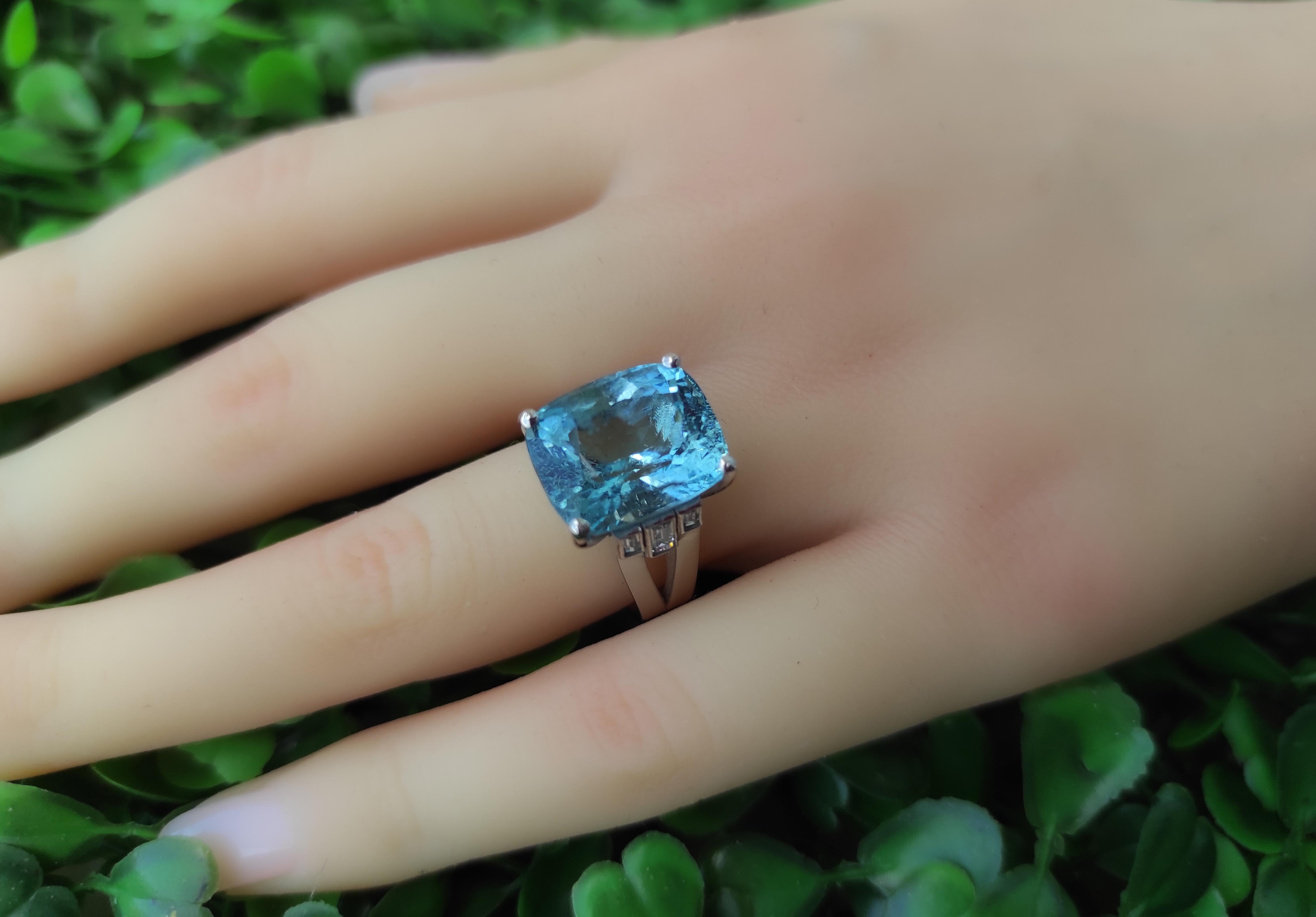 9 ct Cushion aquarimarine ring in 18 k gold For Sale 2