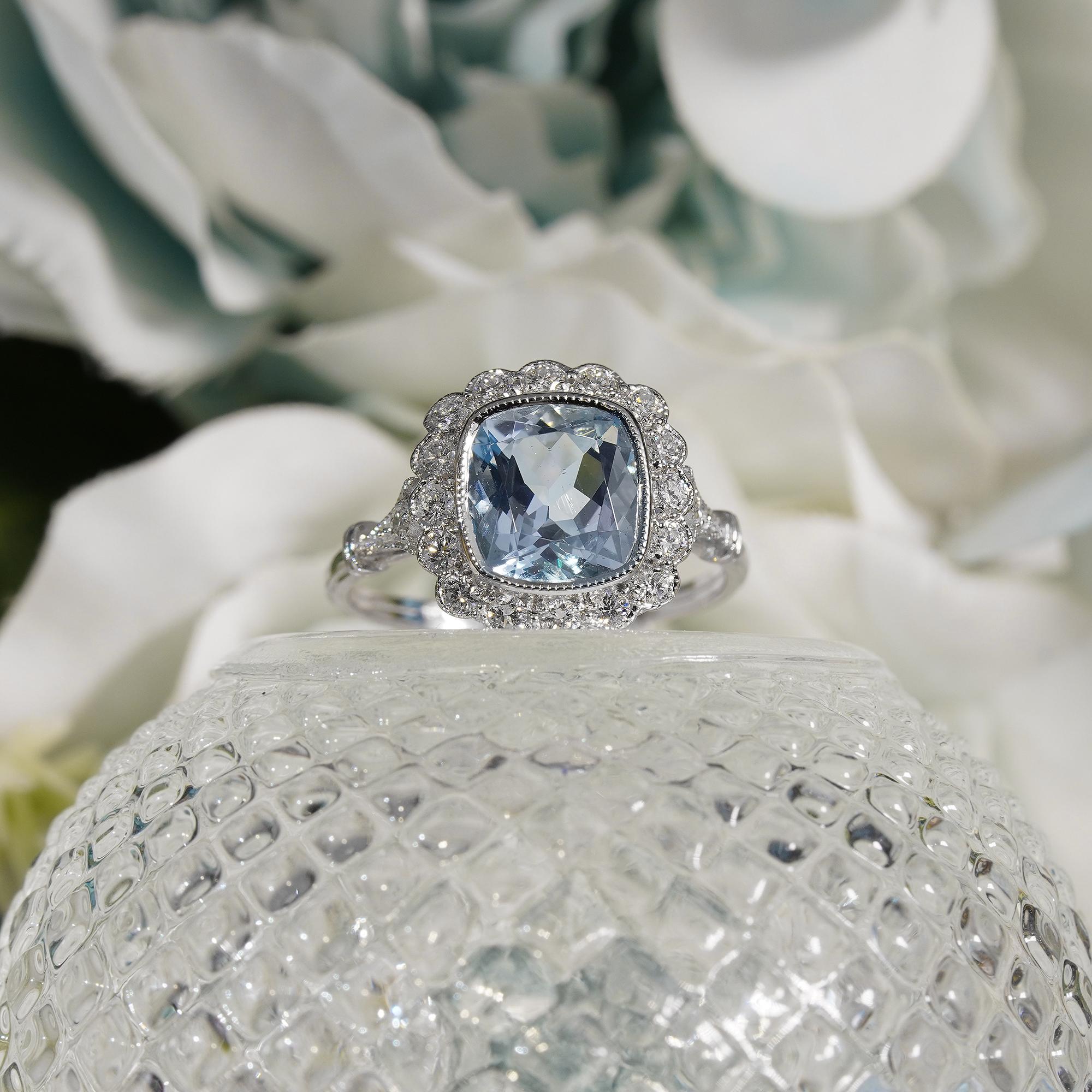 Cushion Blue Aquamarine & Diamond Halo Set 18K White Gold Vintage Style Ring in vendita 2