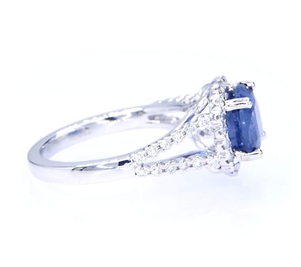 Contemporaneo Anello di fidanzamento classico con zaffiro blu a cuscino da 3,77 carati in vendita