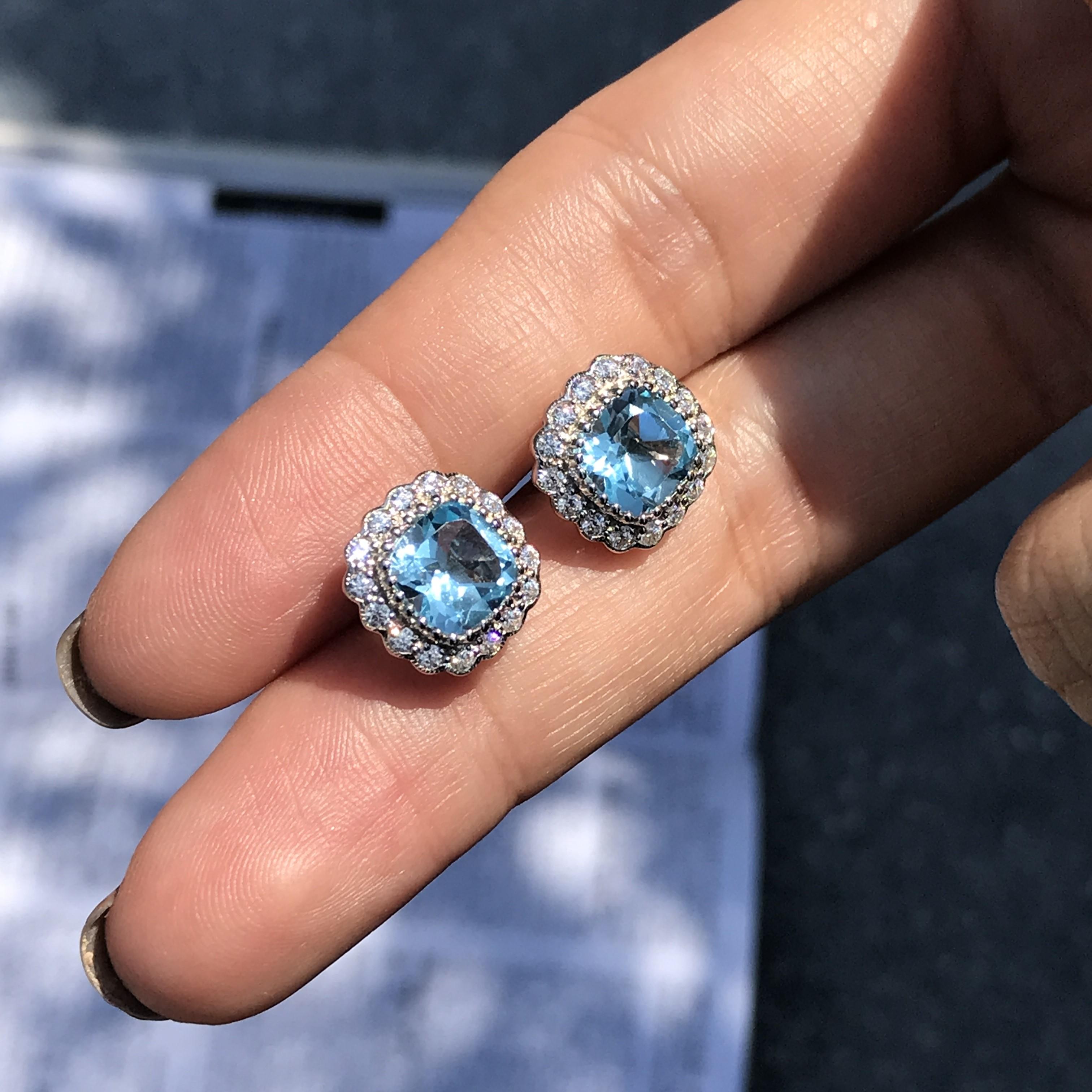 Boucles d'oreilles en or blanc 14K avec topaze bleue coussin et diamant en forme de halo en vente 1
