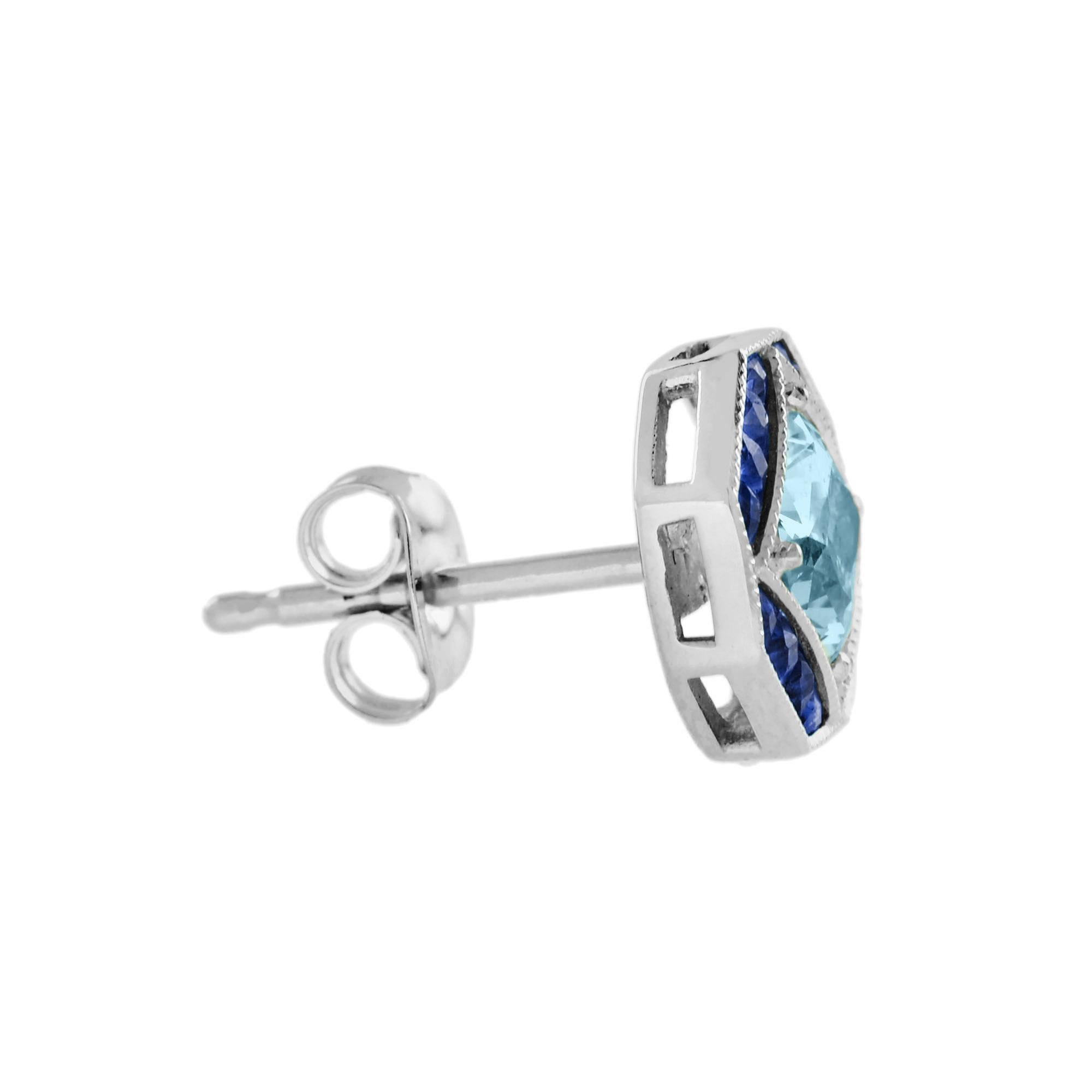 Une paire spectaculaire de boucles d'oreilles en topaze bleue et saphirs bleus avec un total de 4 carats de topaze bleue et de saphirs bleus de taille française dans une monture à chaton. Ces boucles d'oreilles simples et élégantes sont un cadeau