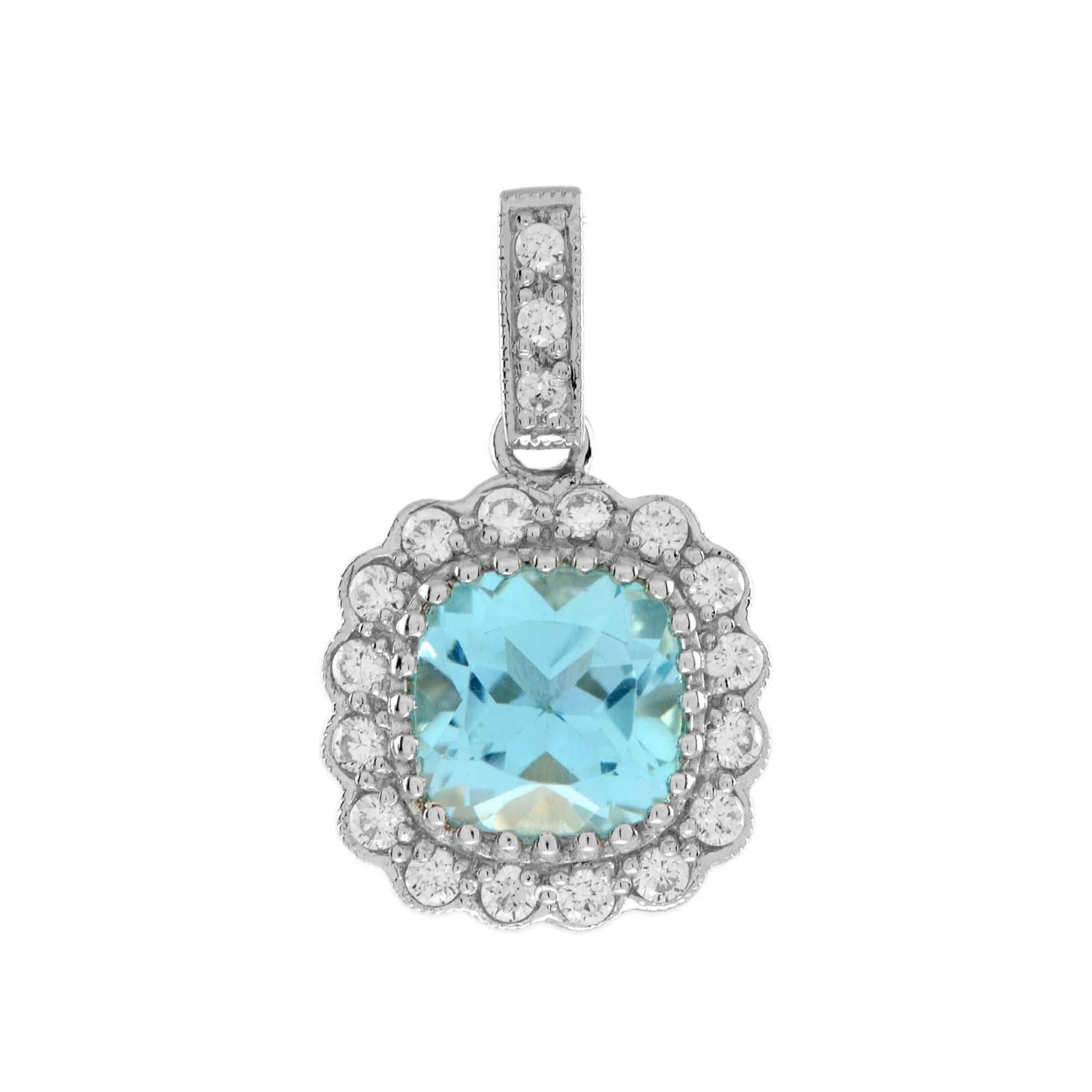 Diese wunderschönen Halo-Ohrringe und -Anhänger aus 14 Karat Weißgold bestehen aus einem blauen Topas im Kissenschliff von insgesamt 5,70 Karat, umgeben von einem Halo aus Diamanten. Ein müheloses Upgrade für Ihre Accessoire-Garderobe. Tragen Sie