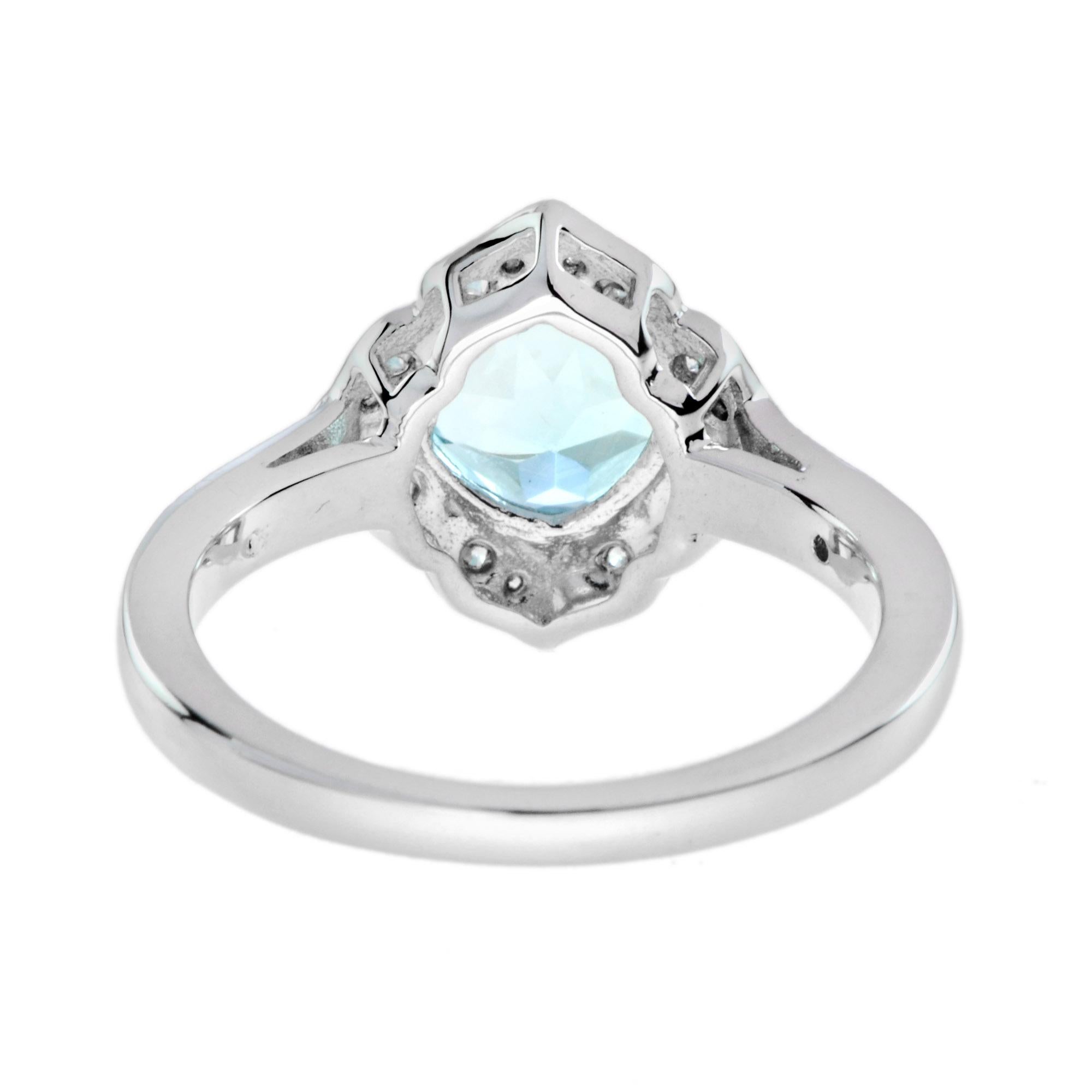 Taglio cuscino Anello di fidanzamento aureolato in oro bianco 14K con topazio blu e diamanti in stile vintage in vendita