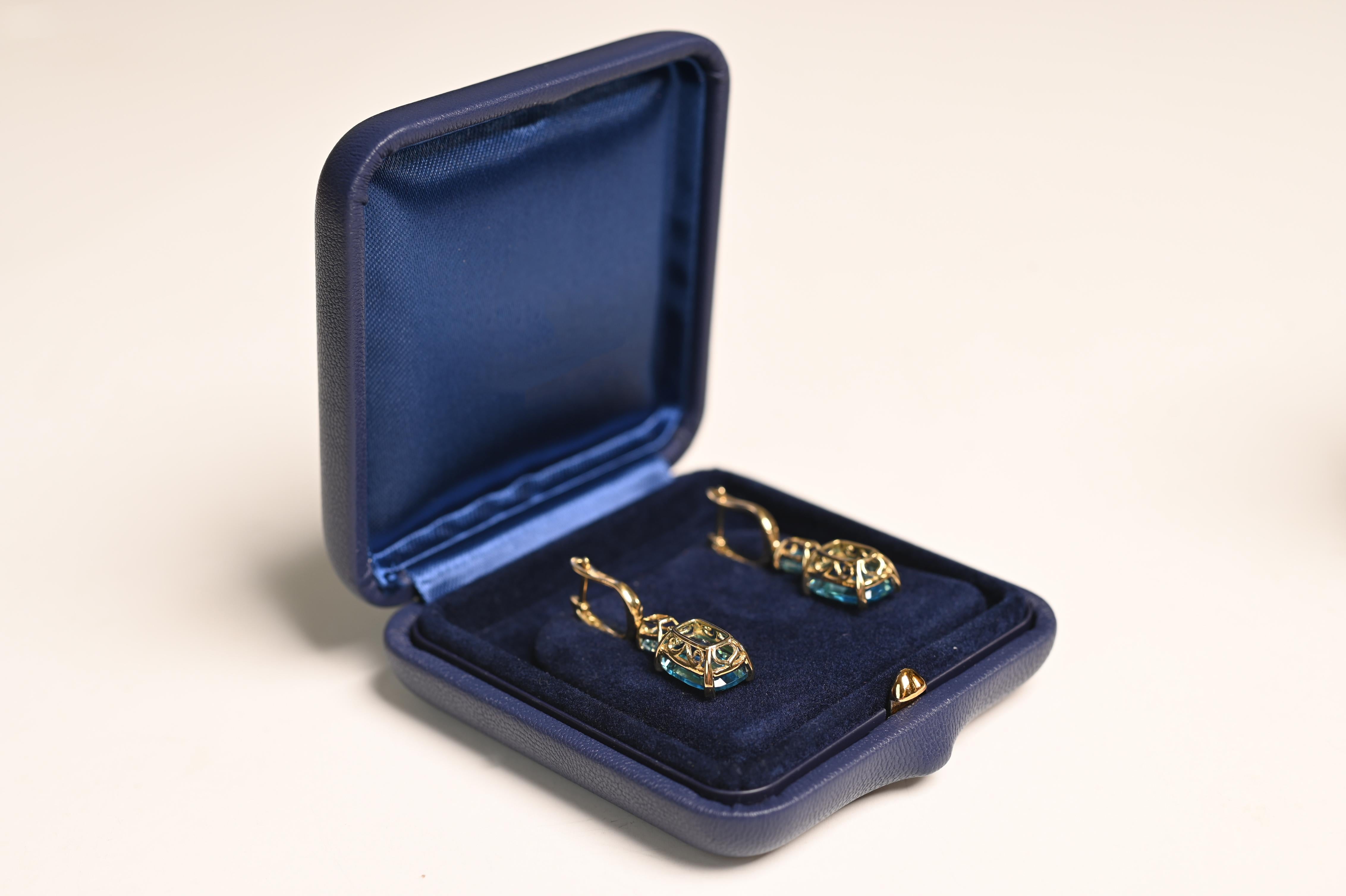 Pendientes de topacio azul talla cojín (aprox. 10,50 quilates), oro amarillo de 18k Corte cojín en venta