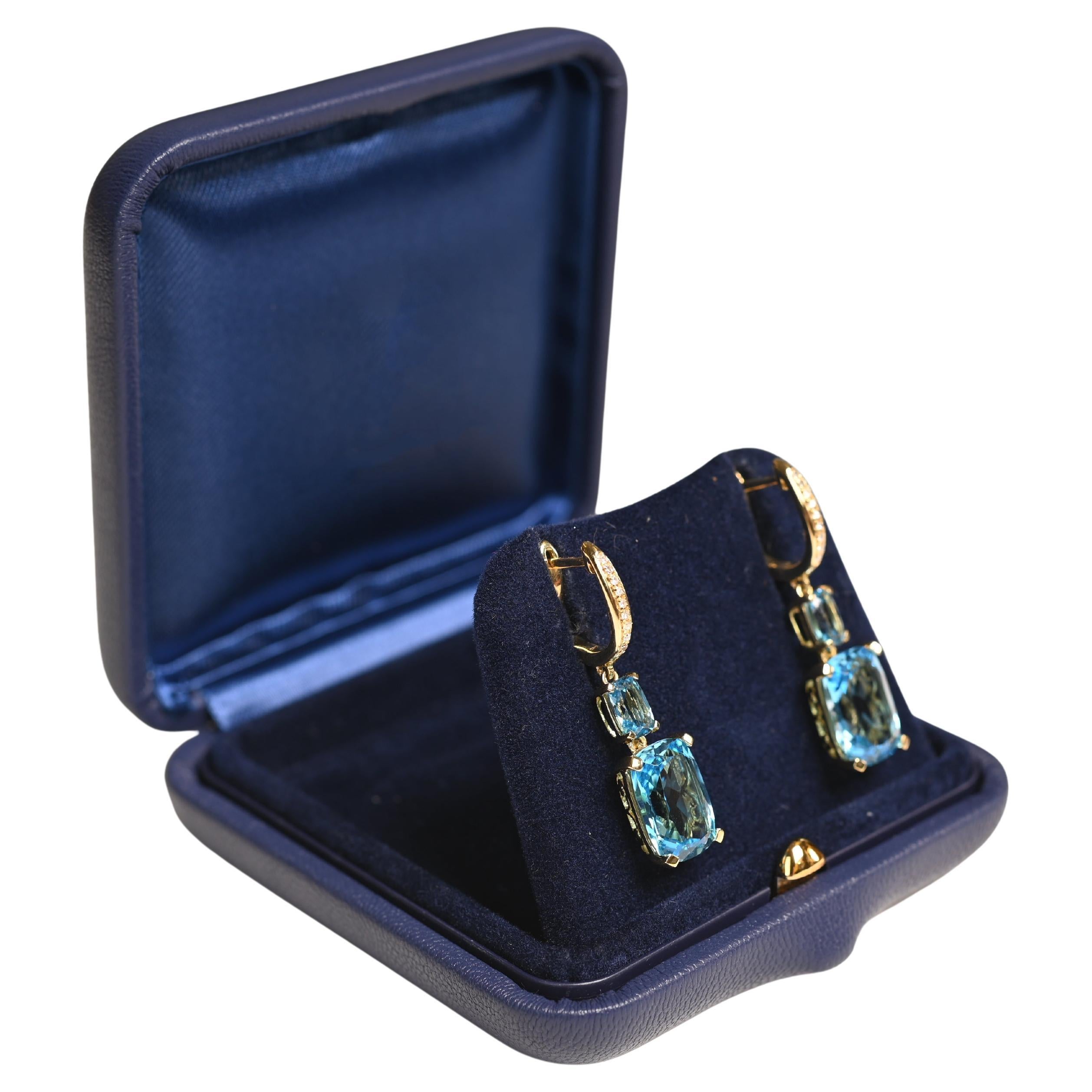 Boucles d'oreilles en or jaune 18 carats et topaze bleue taille coussin (environ 10,50 carats)