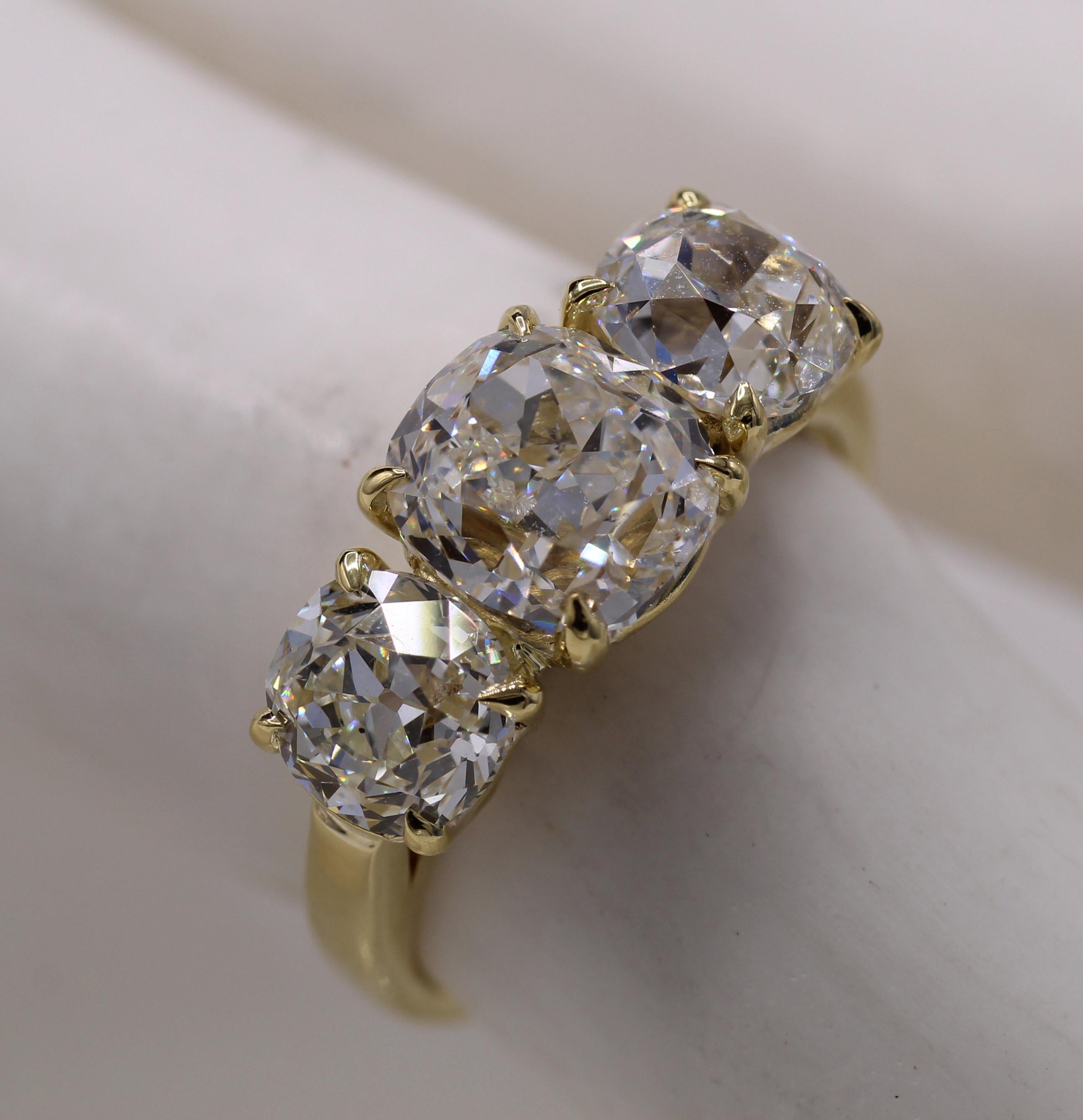 Dreisteinring mit Kissenschliff-Diamant im Brillantschliff und Diamant im alten europäischen Schliff im Zustand „Neu“ in New York, NY