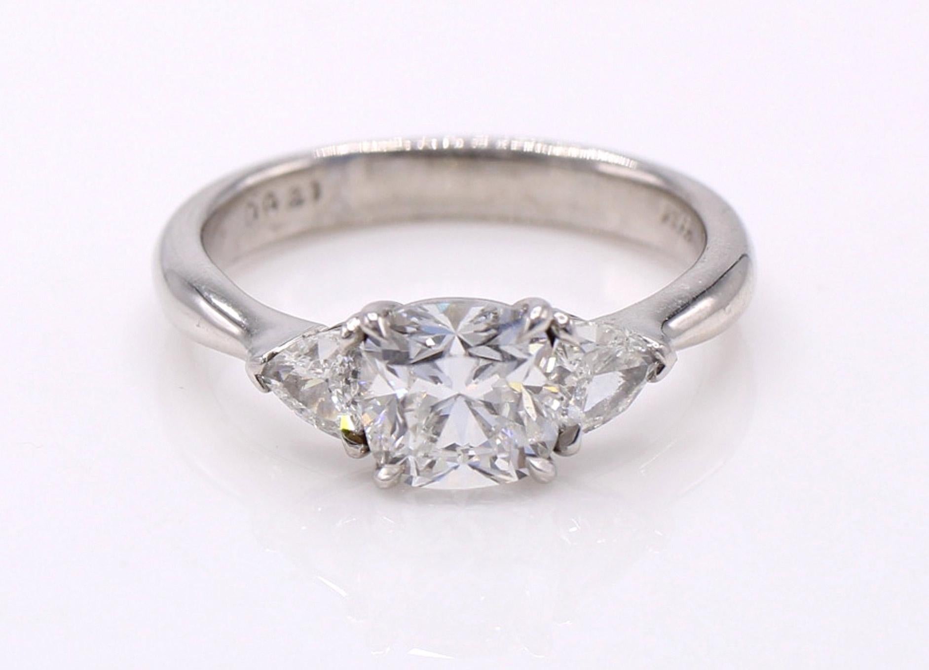 Diamant-Verlobungsring in Platin mit kugelförmigem Brillanten  (Kissenschliff) im Angebot