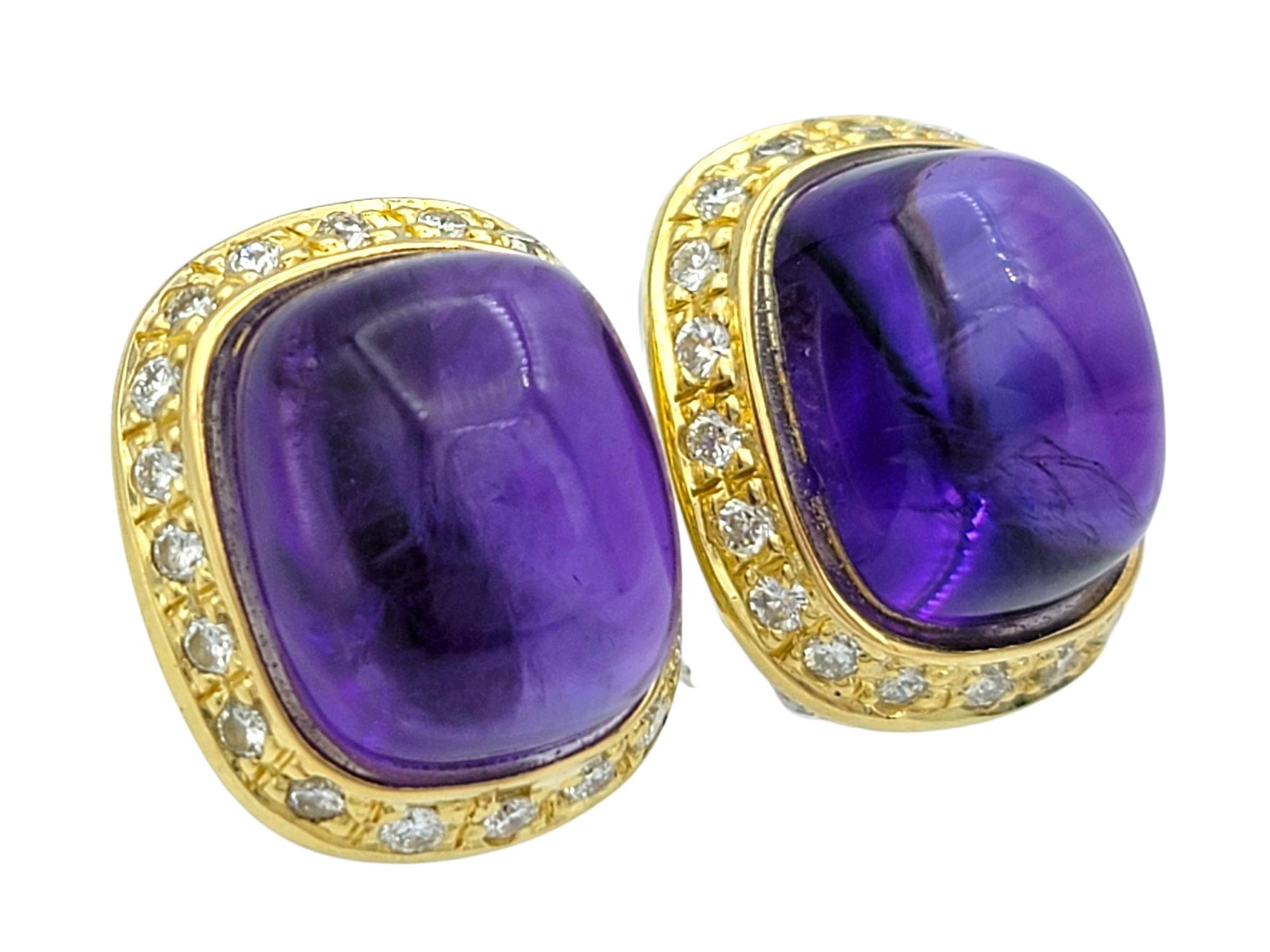 Contemporain Clous d'oreilles en or jaune 18 carats avec améthyste cabochon coussin et halo de diamants en vente
