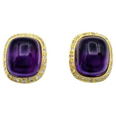 Kissenschliff Cabochon Amethyst-Ohrstecker mit Diamant-Halo aus 18 Karat Gelbgold