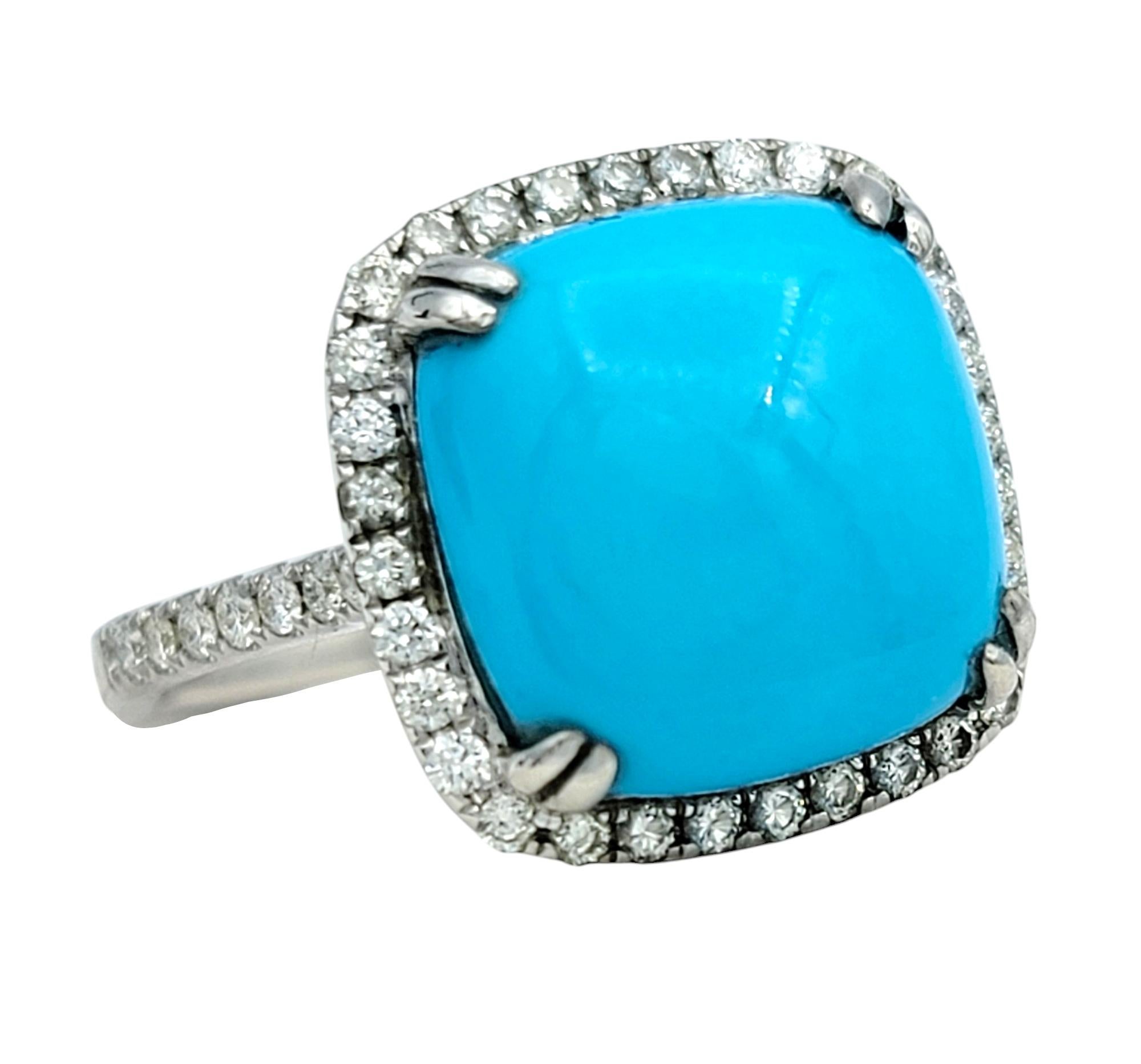 Misura dell'anello: 6.5 

Questo splendido anello con turchese e diamanti emana un'eleganza e un fascino senza tempo. Il centrotavola è caratterizzato da un vibrante turchese cabochon tagliato a cuscino in una serena tonalità blu cielo, che irradia