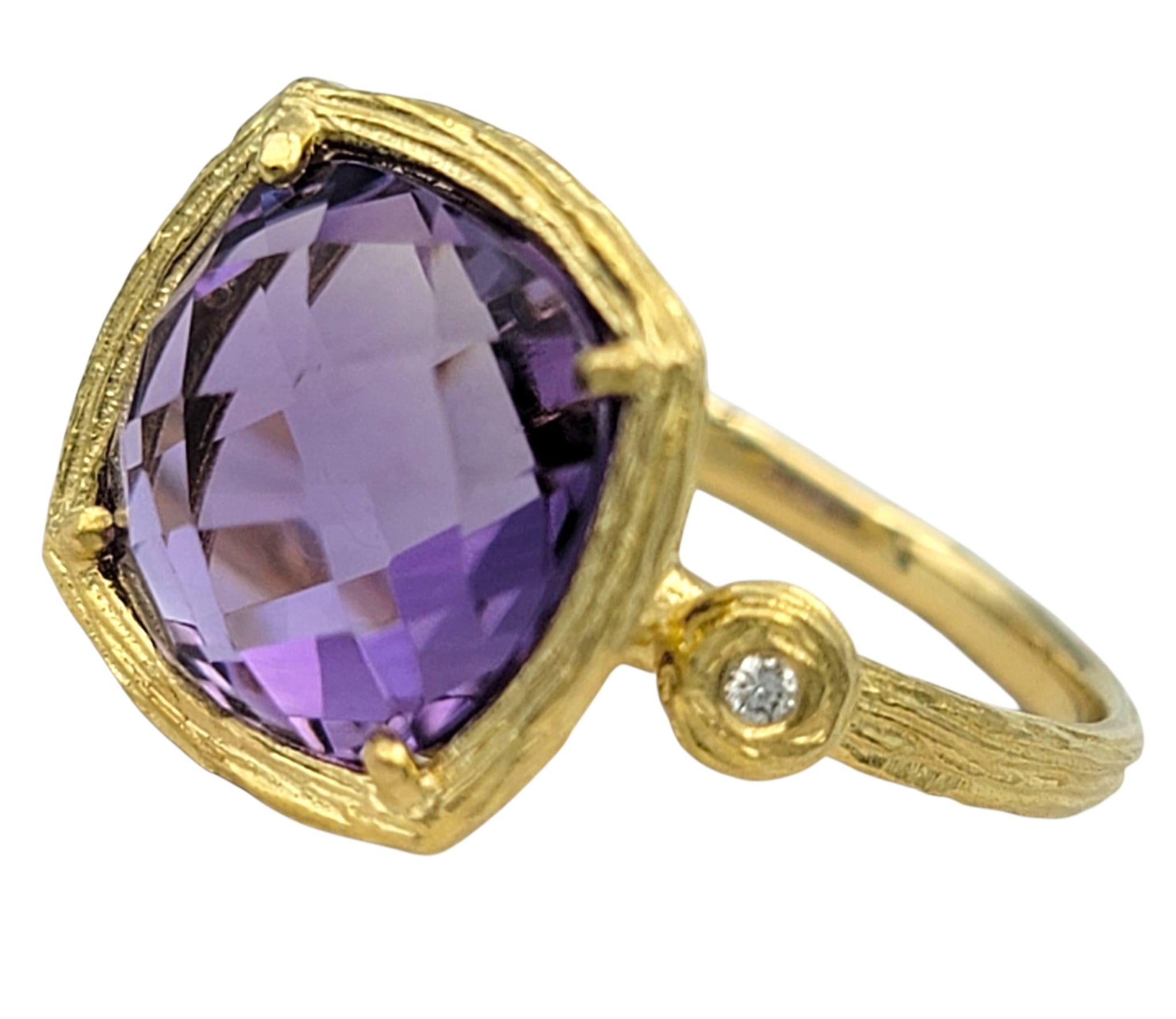 Cette bague étonnante est ornée d'une vibrante améthyste coussin taillée en damier, rayonnant d'une riche teinte violette et d'une brillance captivante. La présence audacieuse de la pierre centrale est subtilement rehaussée par de délicats accents