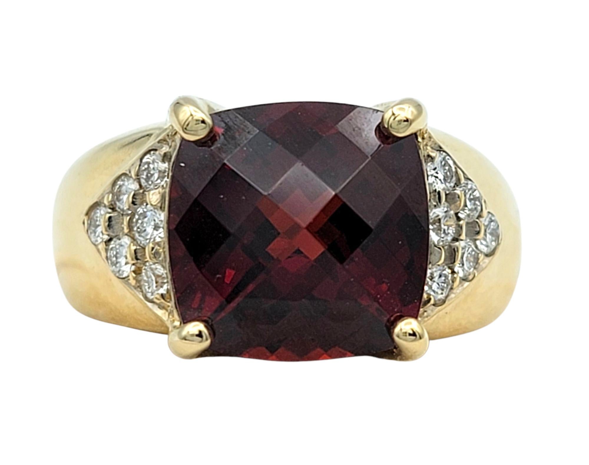 Taille de l'anneau : 5.5

Un design royal rencontre une couleur audacieuse dans cette bague frappante en grenat et diamants. Au centre se trouve un grenat rouge riche, taillé en damier, dont les facettes rayonnent d'une chaleur et d'une profondeur
