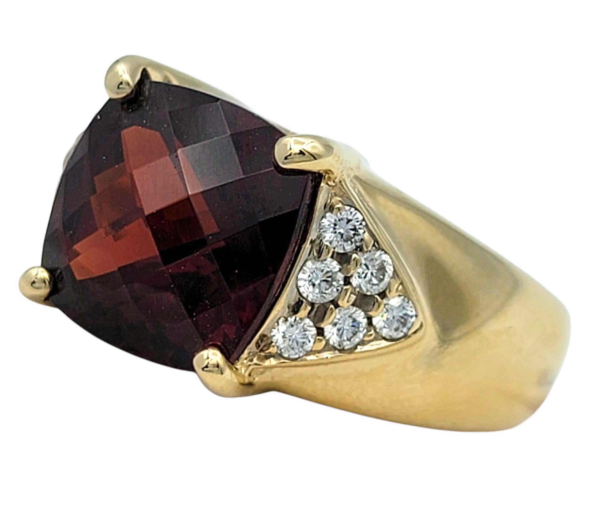 Contemporain Bague cocktail grenat et diamant, taille coussin, or jaune 14 carats en vente