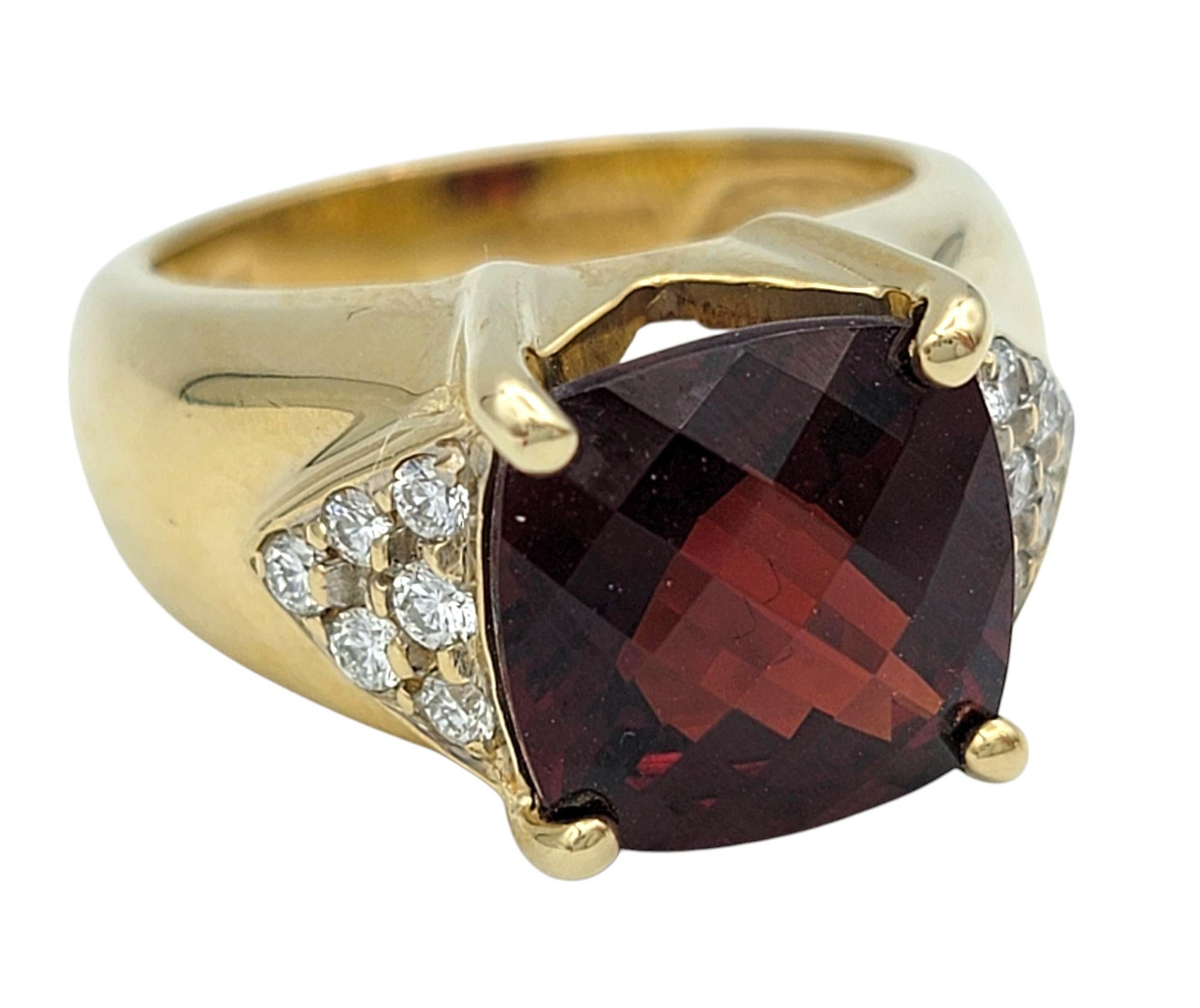 Taille coussin Bague cocktail grenat et diamant, taille coussin, or jaune 14 carats en vente