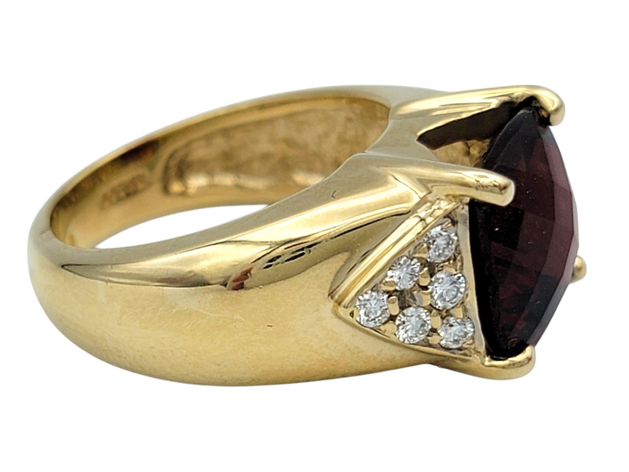 Bague cocktail grenat et diamant, taille coussin, or jaune 14 carats Bon état - En vente à Scottsdale, AZ