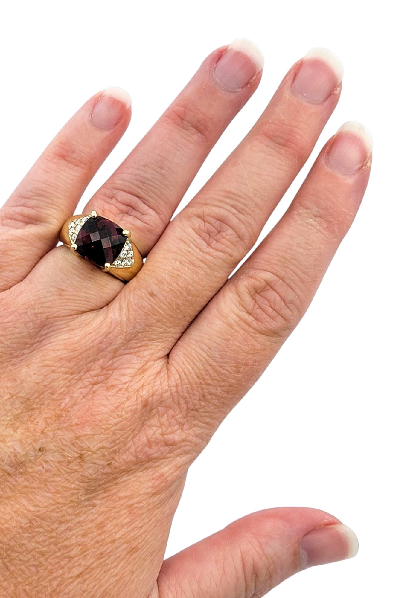 Bague cocktail grenat et diamant, taille coussin, or jaune 14 carats en vente 3
