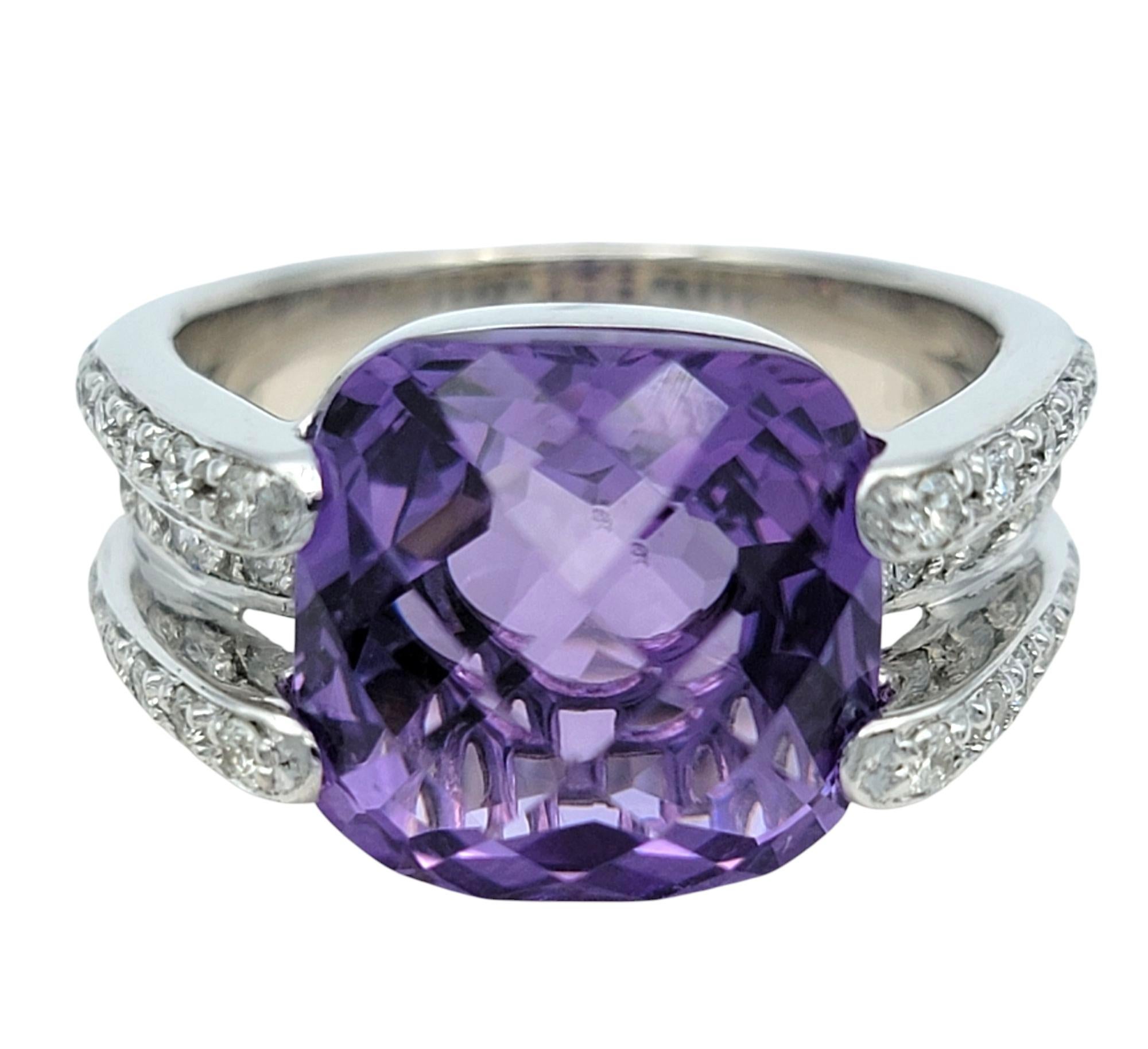 Taille de l'anneau : 7

Cette bague audacieuse en améthyste et diamant est centrée sur une grande améthyste coussin de 6,68 carats, taillée en damier et d'une riche teinte violette. La pierre précieuse est largement sertie et se place bien en