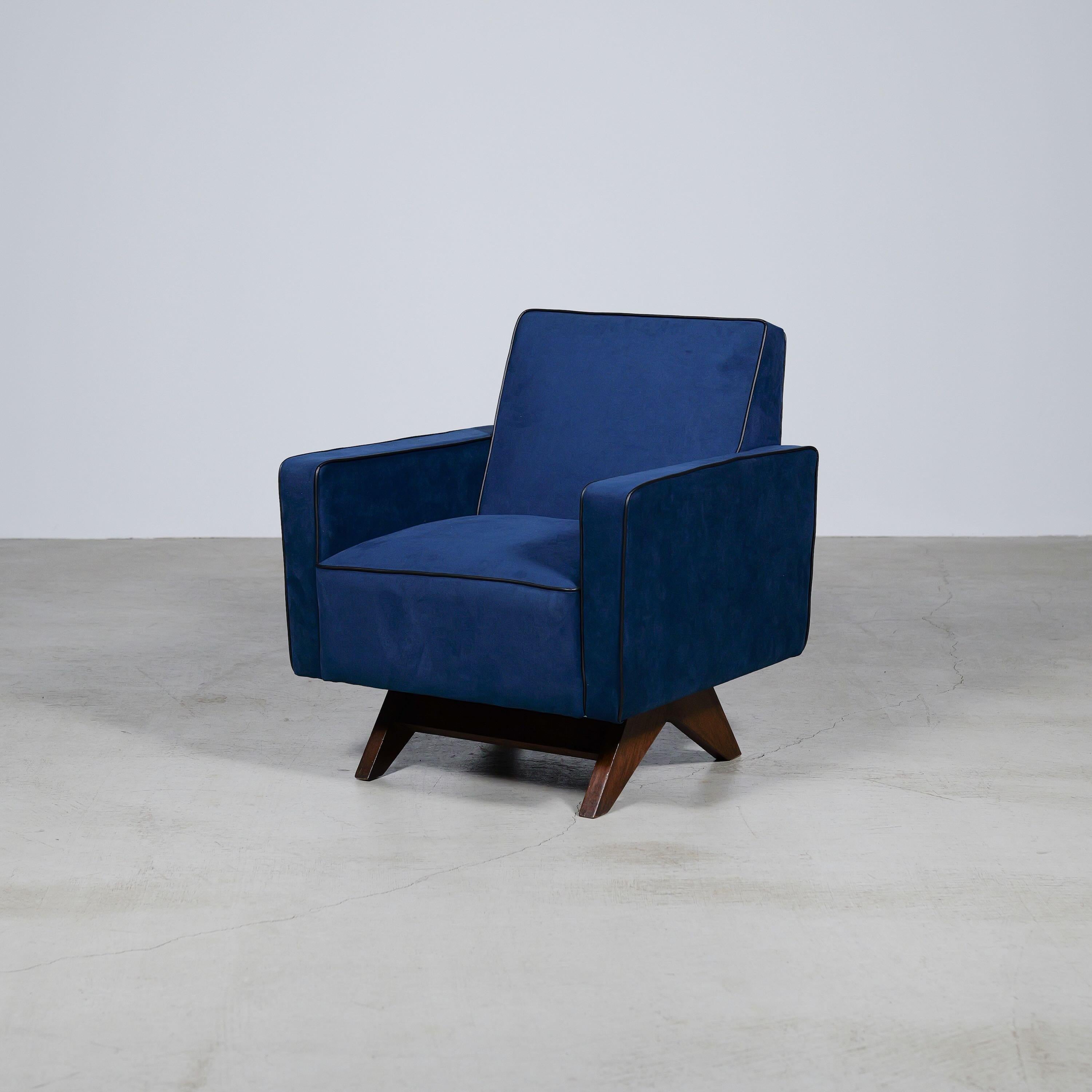 Une authentique pièce du milieu du siècle provenant de la légendaire commission Chandigarh de Pierre Jeanneret. Structure en teck avec assise et dossier rembourrés en tissu.