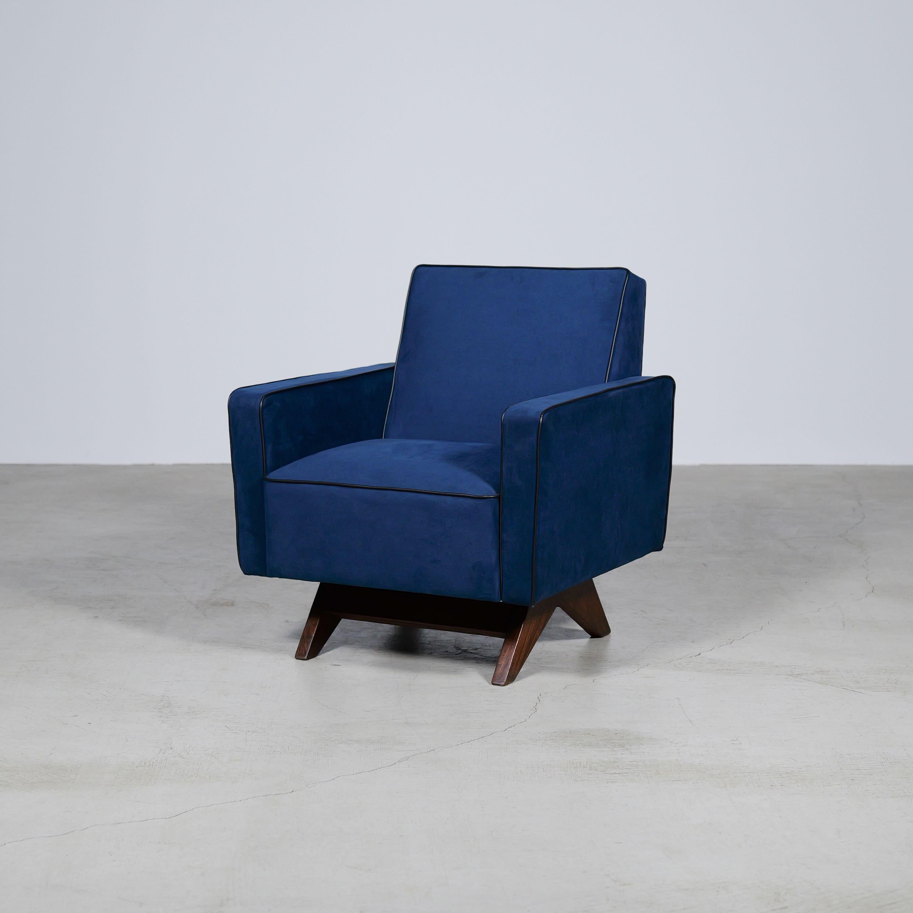 Une authentique pièce du milieu du siècle provenant de la légendaire commission Chandigarh de Pierre Jeanneret. Structure en teck avec assise et dossier rembourrés en tissu.