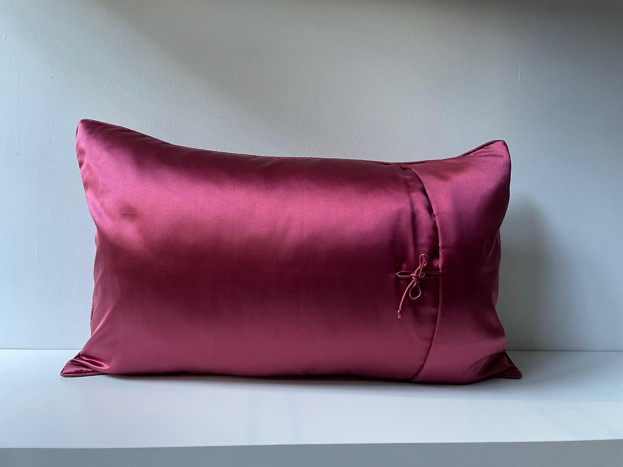 Moderne Couvercle de coussin matelassé à la main à motif de losanges en satin de soie rouge fraise en vente