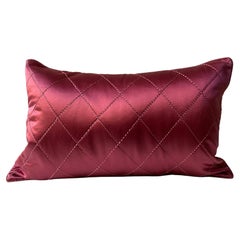 Couvercle de coussin matelassé à la main à motif de losanges en satin de soie rouge fraise