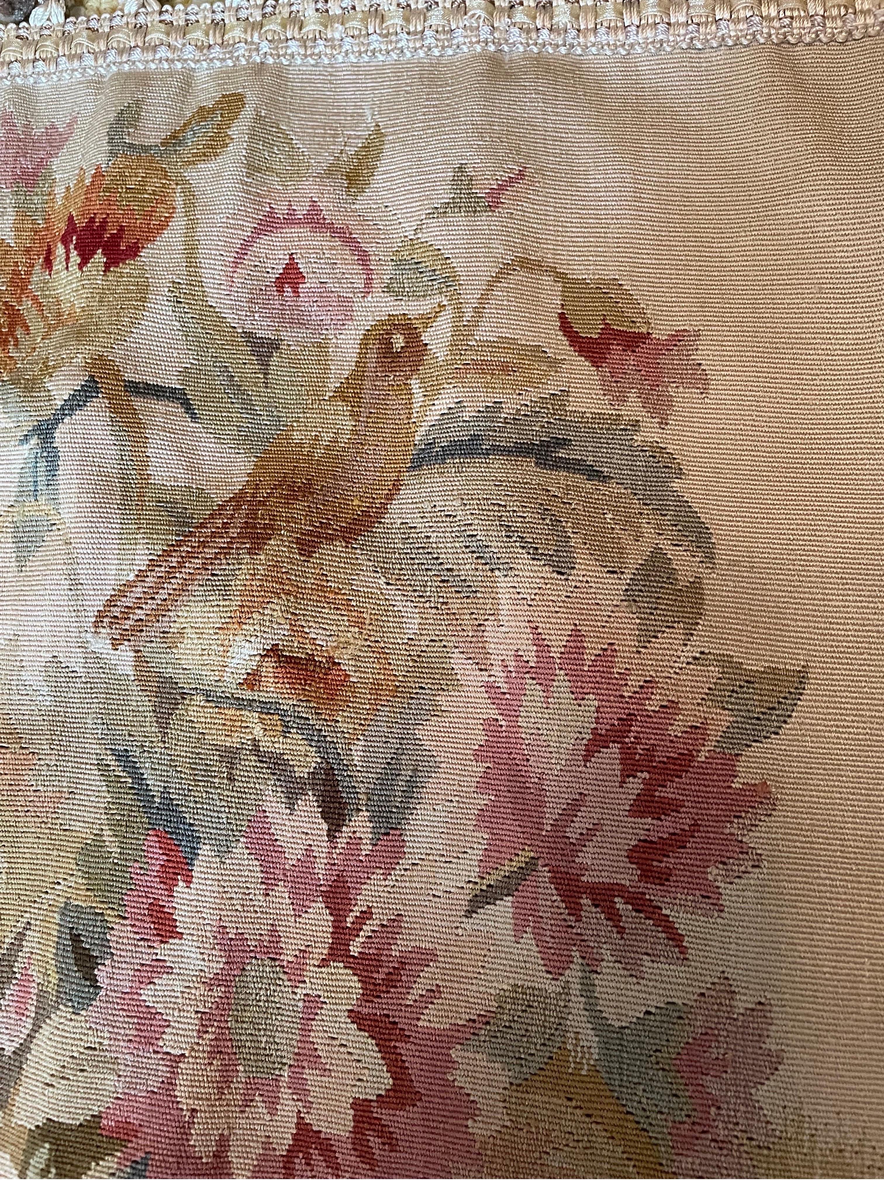 Couverture de coussin à motifs floraux français en point d'aiguille 22 x 22 cm Excellent état - En vente à Long Island, NY