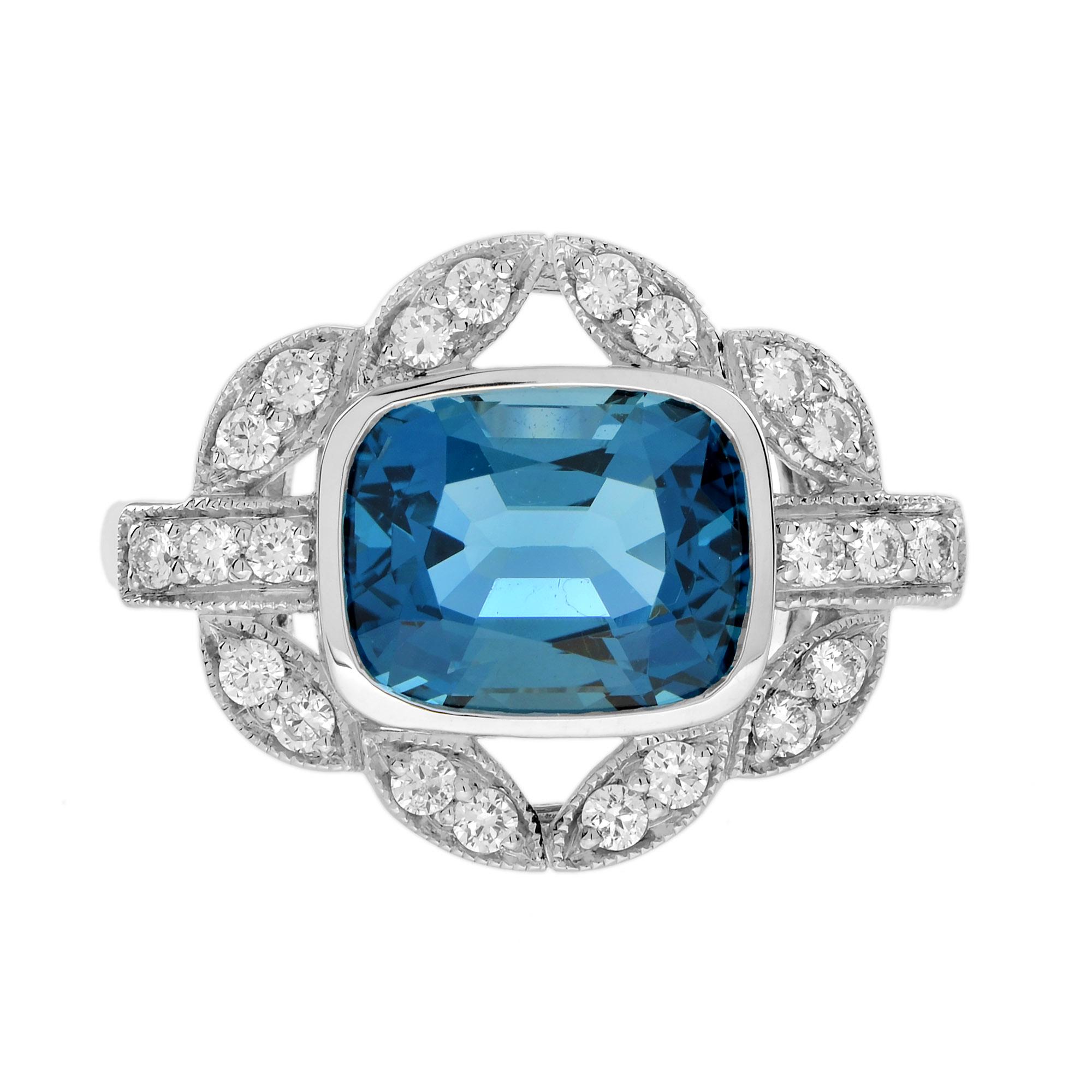 Faites-vous remarquer avec cette bague de fiançailles en topaze bleue de Londres d'inspiration Art déco. La topaze de taille émeraude au centre est rehaussée de diamants scintillants. Cette bague, réalisée en or blanc massif, est parfaite pour ceux